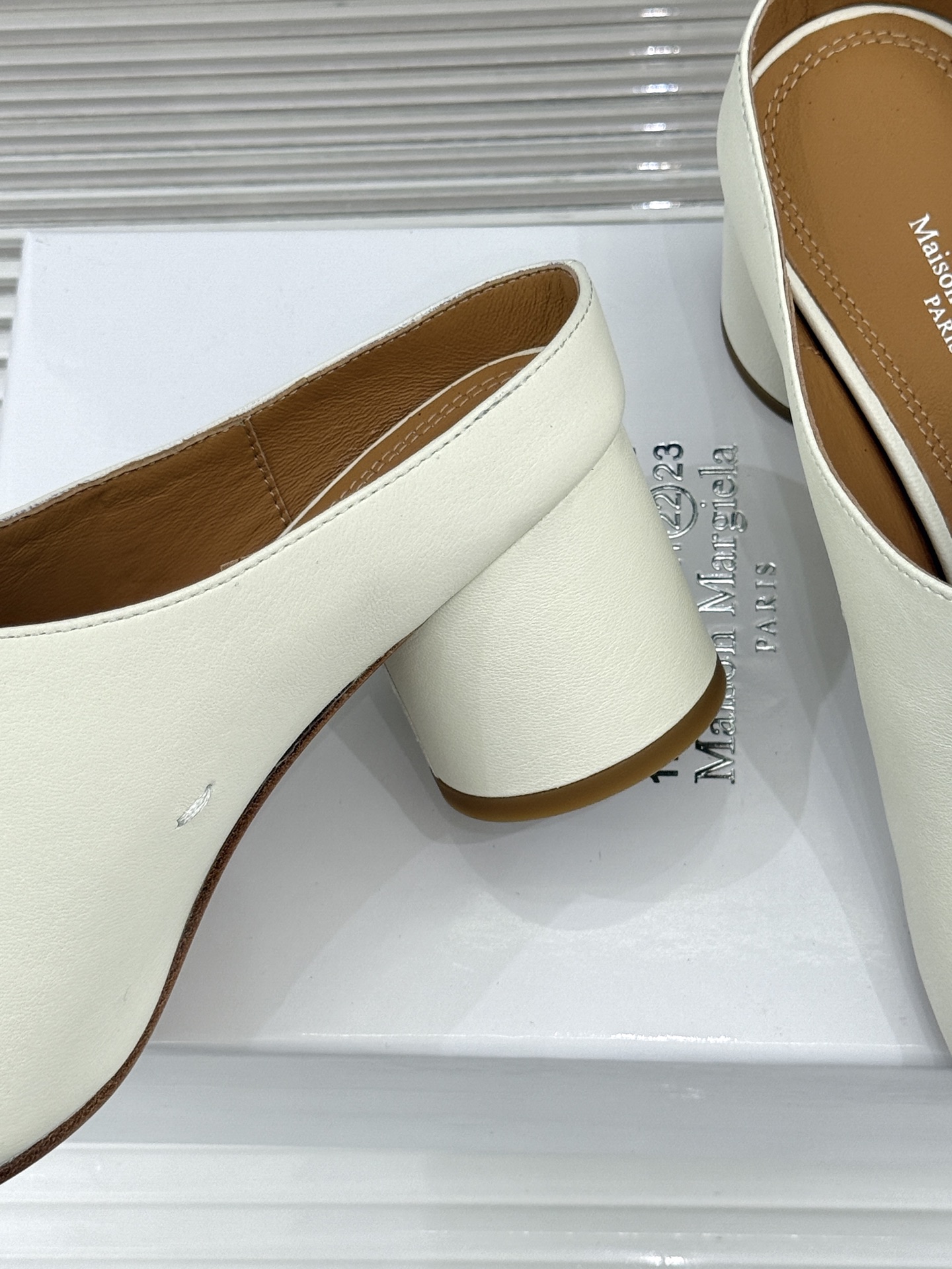 MaisonMargiela｜MM6马吉拉26WF新品分趾粗跟半拖标志性分趾鞋头搭配利落穆勒拖型一脚蹬设