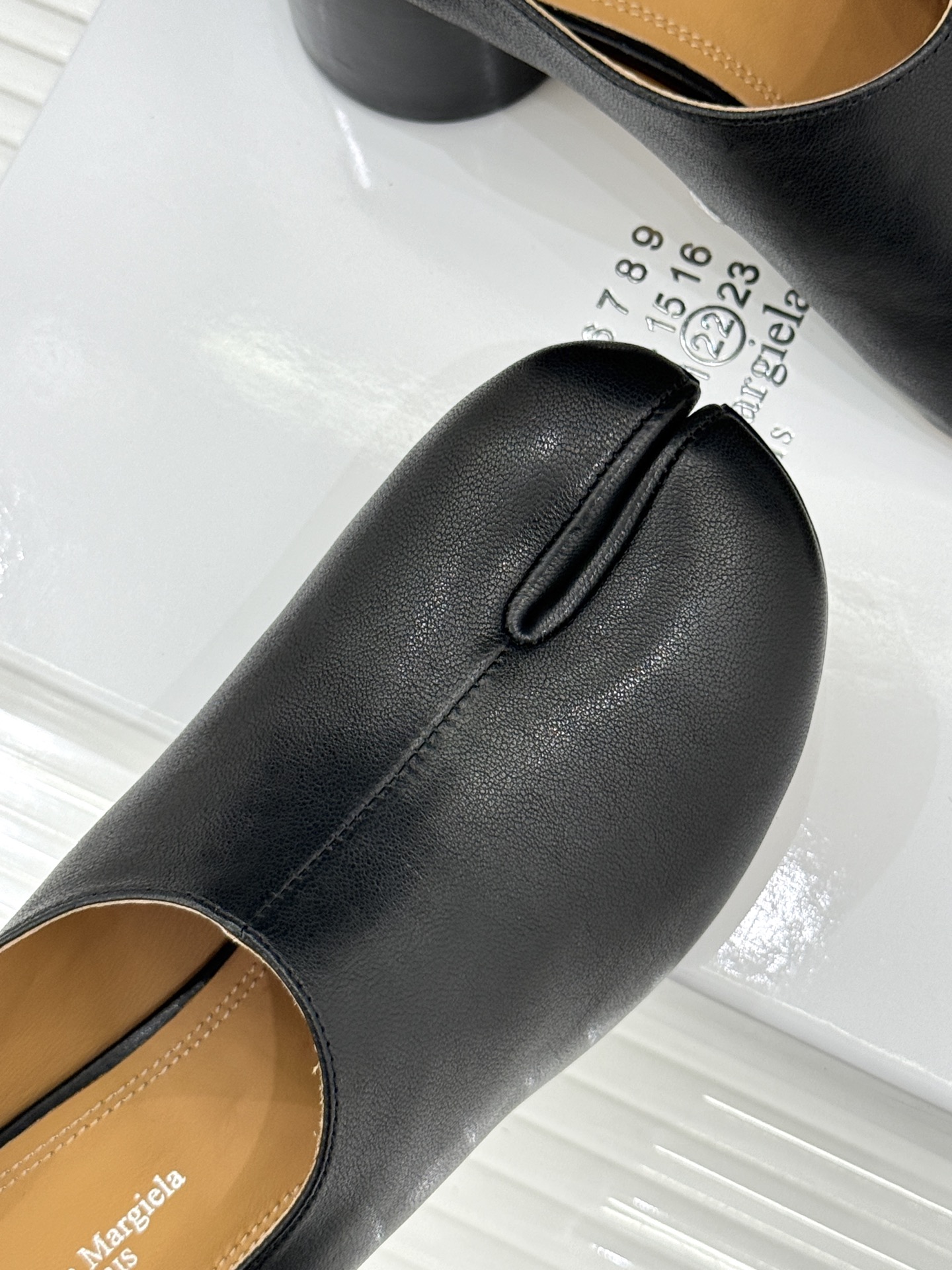 MaisonMargiela｜MM6马吉拉26WF新品分趾粗跟半拖标志性分趾鞋头搭配利落穆勒拖型一脚蹬设