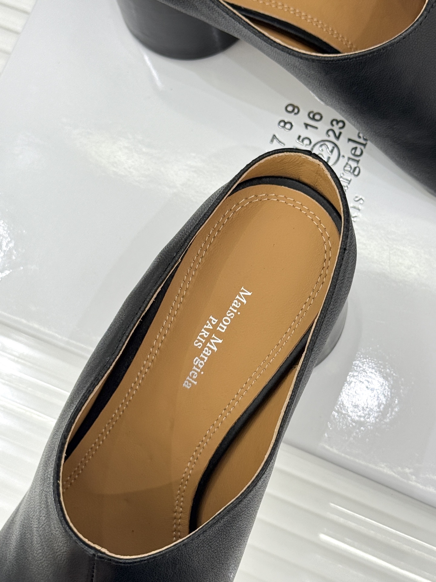 MaisonMargiela｜MM6马吉拉26WF新品分趾粗跟半拖标志性分趾鞋头搭配利落穆勒拖型一脚蹬设