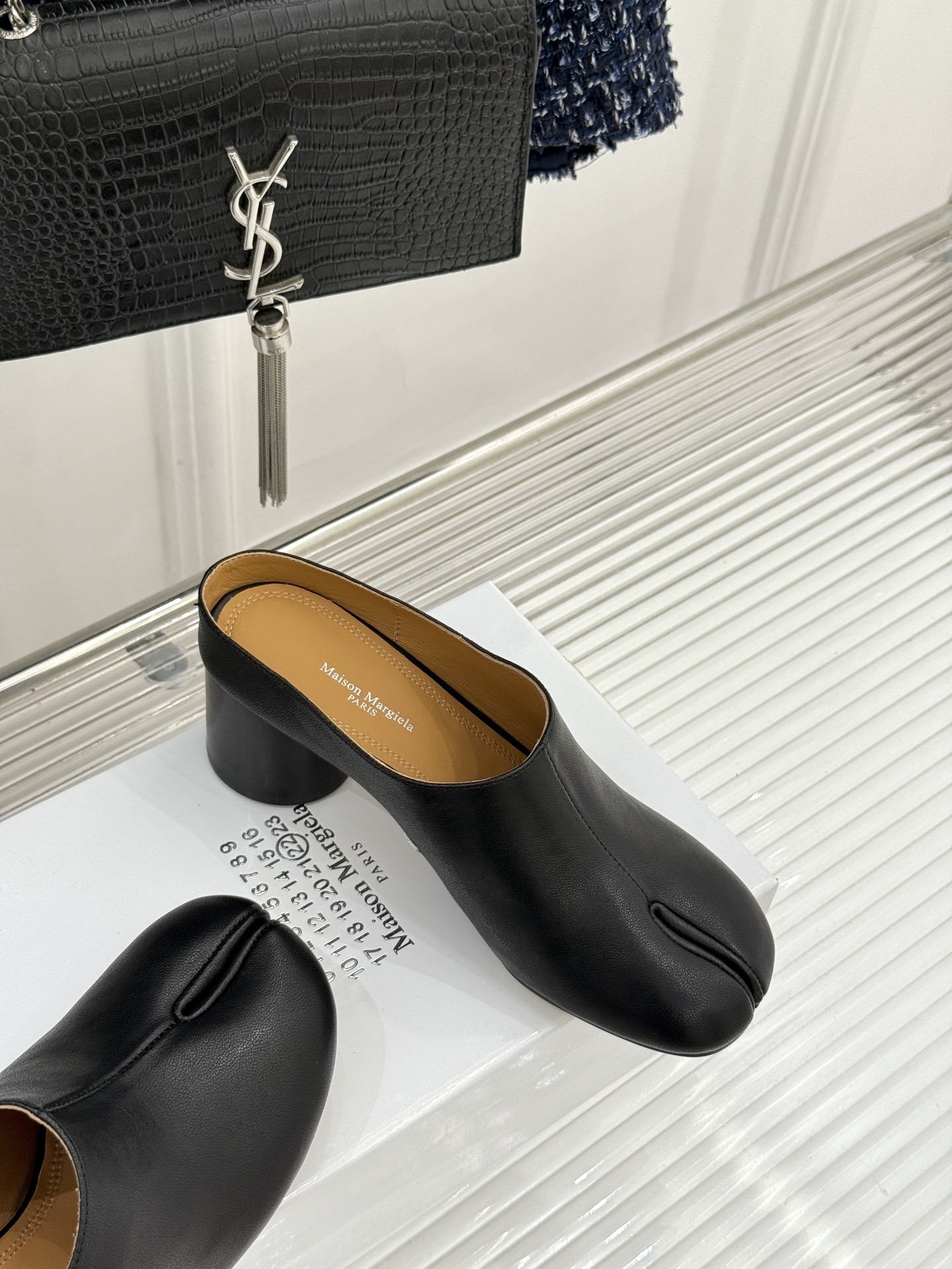 MaisonMargiela｜MM6马吉拉26WF新品分趾粗跟半拖标志性分趾鞋头搭配利落穆勒拖型一脚蹬设