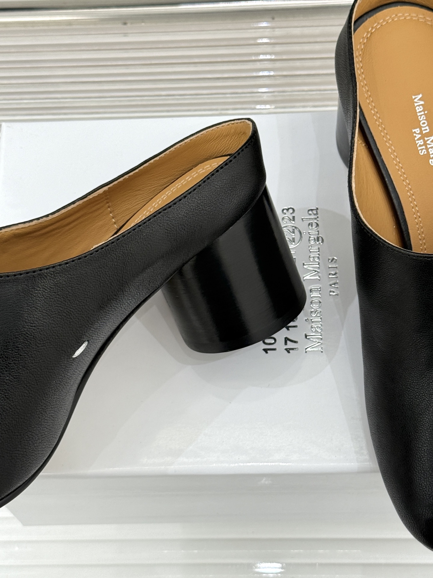 MaisonMargiela｜MM6马吉拉26WF新品分趾粗跟半拖标志性分趾鞋头搭配利落穆勒拖型一脚蹬设