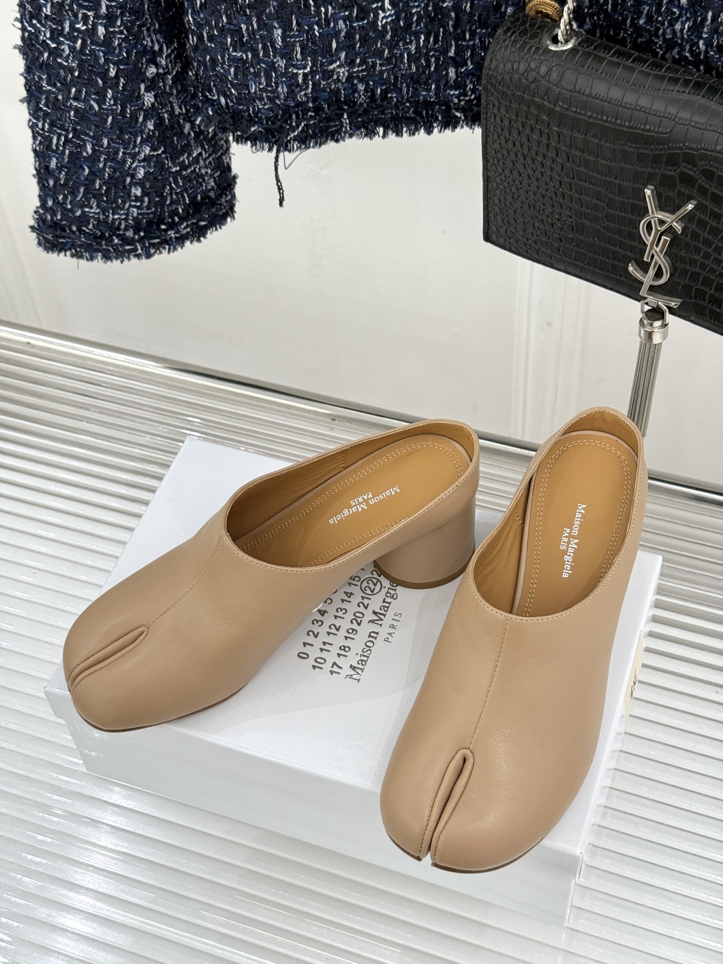 MaisonMargiela｜MM6马吉拉26WF新品分趾粗跟半拖标志性分趾鞋头搭配利落穆勒拖型一脚蹬设