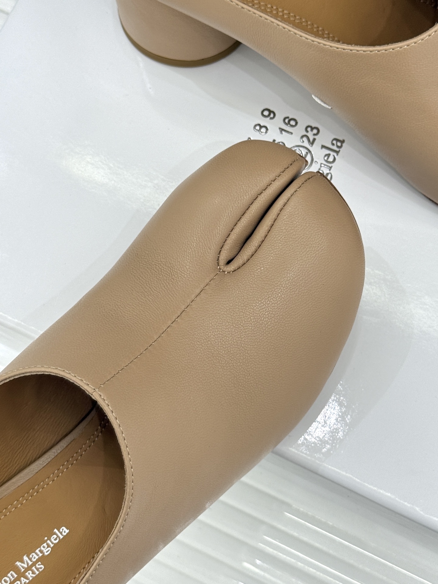 MaisonMargiela｜MM6马吉拉26WF新品分趾粗跟半拖标志性分趾鞋头搭配利落穆勒拖型一脚蹬设