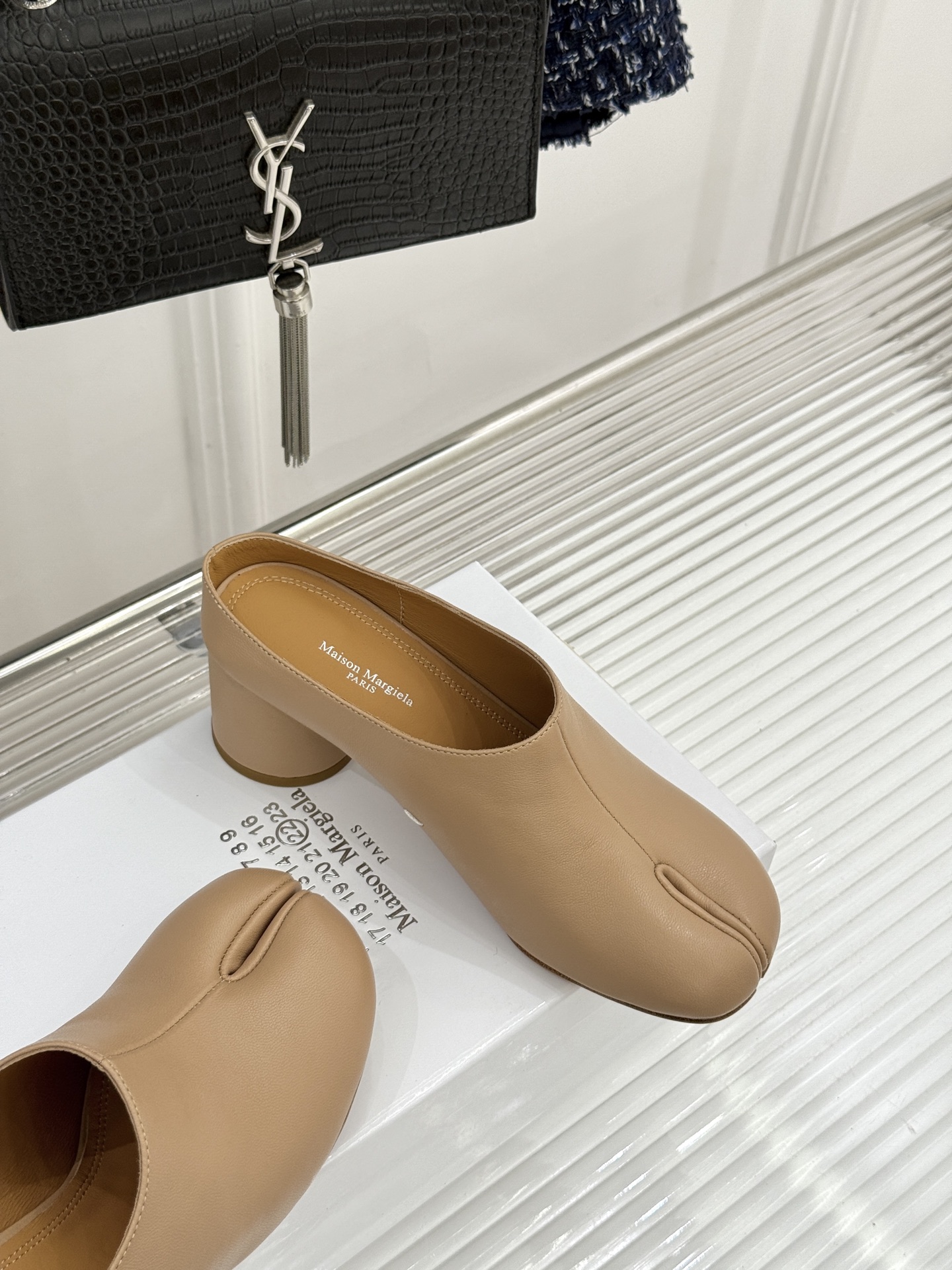 MaisonMargiela｜MM6马吉拉26WF新品分趾粗跟半拖标志性分趾鞋头搭配利落穆勒拖型一脚蹬设