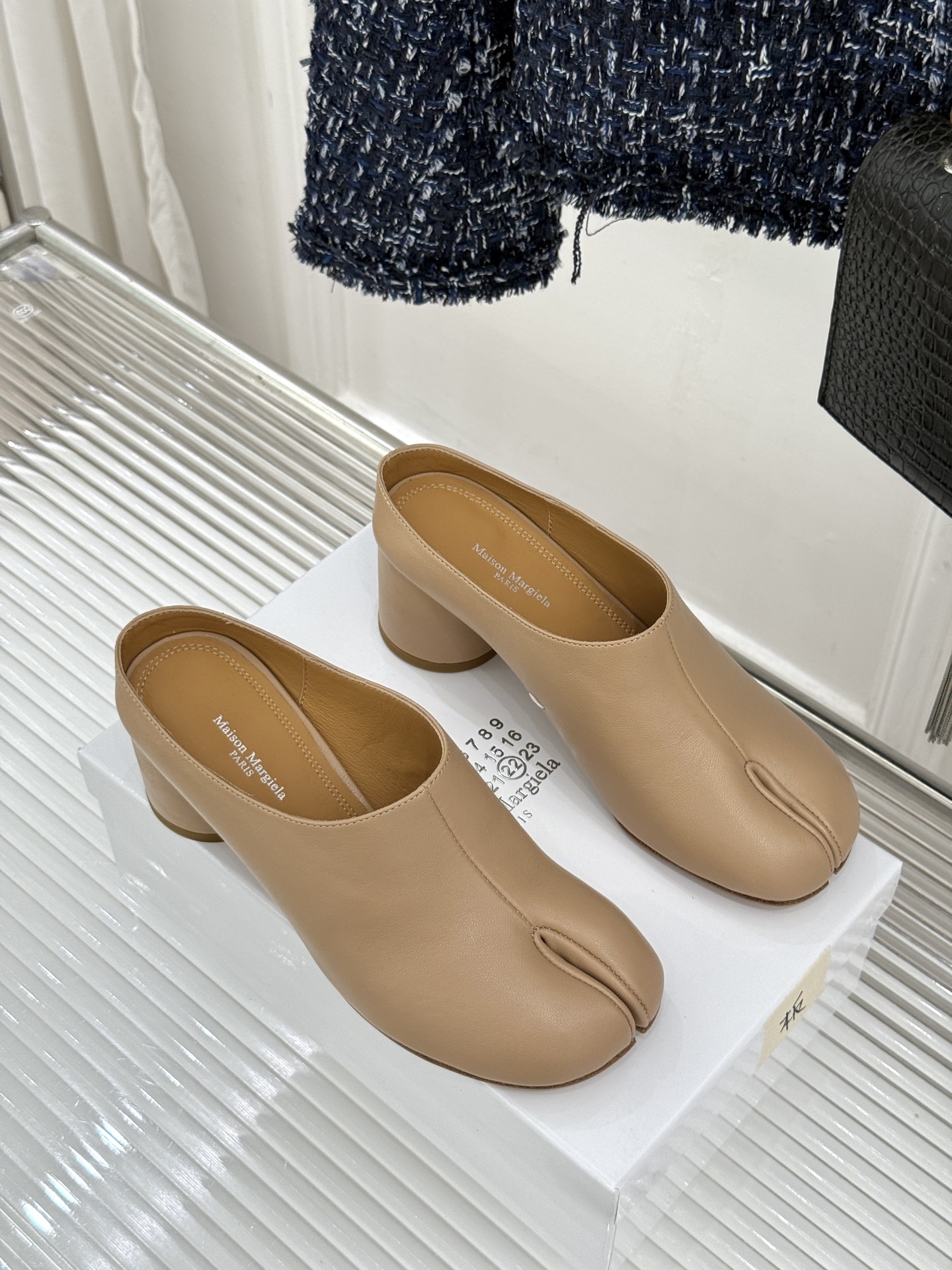 MaisonMargiela｜MM6马吉拉26WF新品分趾粗跟半拖标志性分趾鞋头搭配利落穆勒拖型一脚蹬设