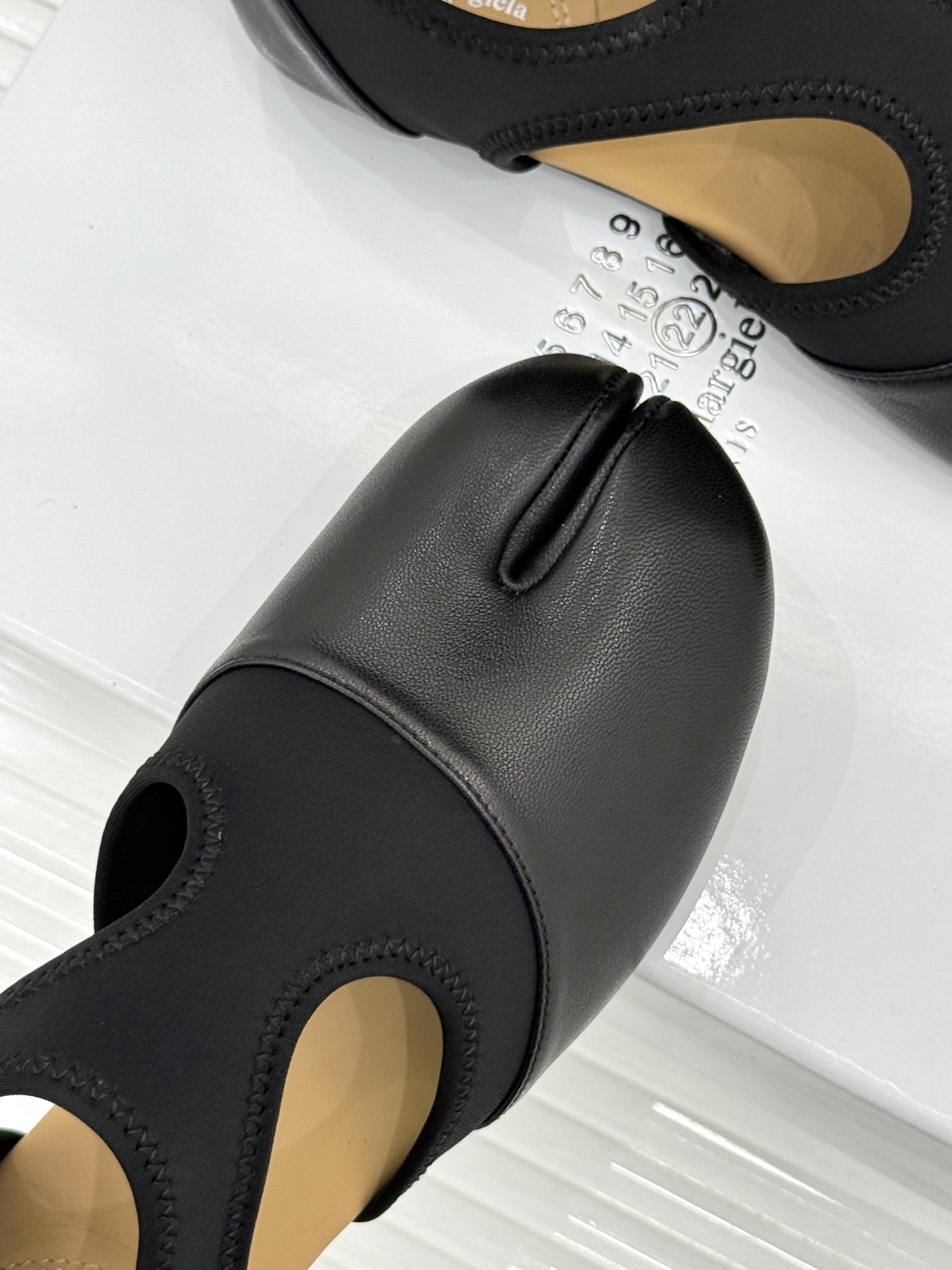 MaisonMargiela｜MM6马吉拉26WF新品中空Tabi分趾鞋以经典Tabi分趾造型 定义永恒