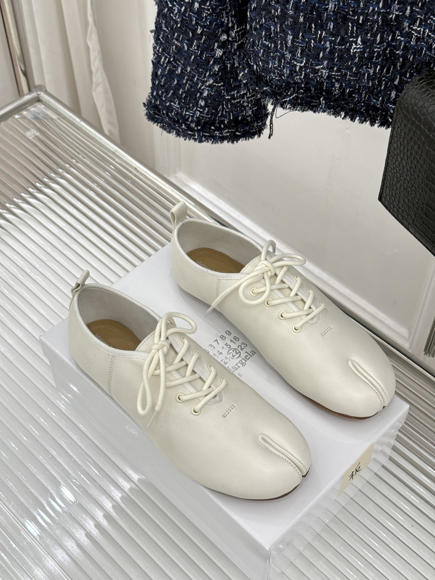 MaisonMargiela｜MM6马吉拉26WF新品绑带分趾小皮鞋MM6以解构美学重塑Tabi分趾经典