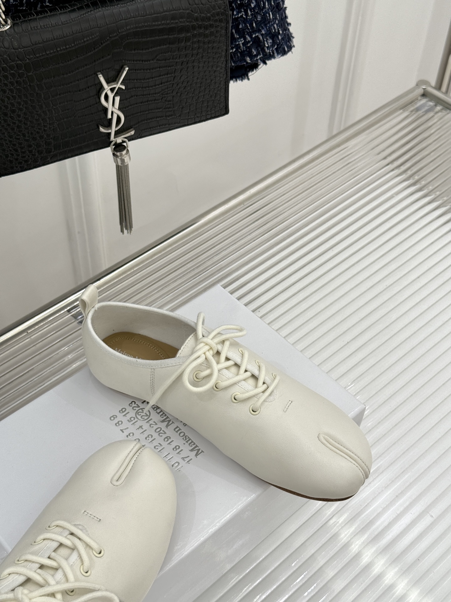 MaisonMargiela｜MM6马吉拉26WF新品绑带分趾小皮鞋MM6以解构美学重塑Tabi分趾经典