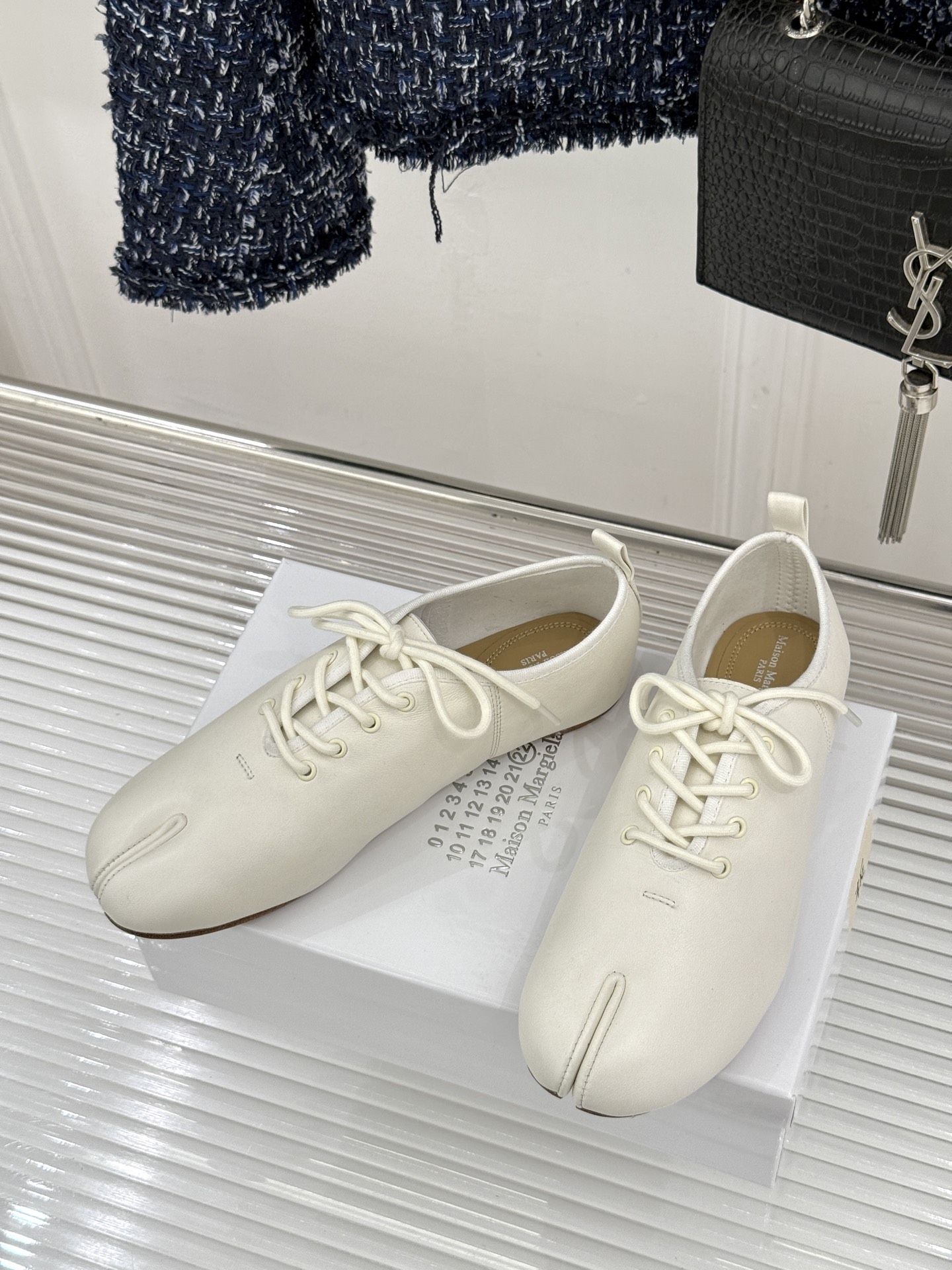 MaisonMargiela｜MM6马吉拉26WF新品绑带分趾小皮鞋MM6以解构美学重塑Tabi分趾经典