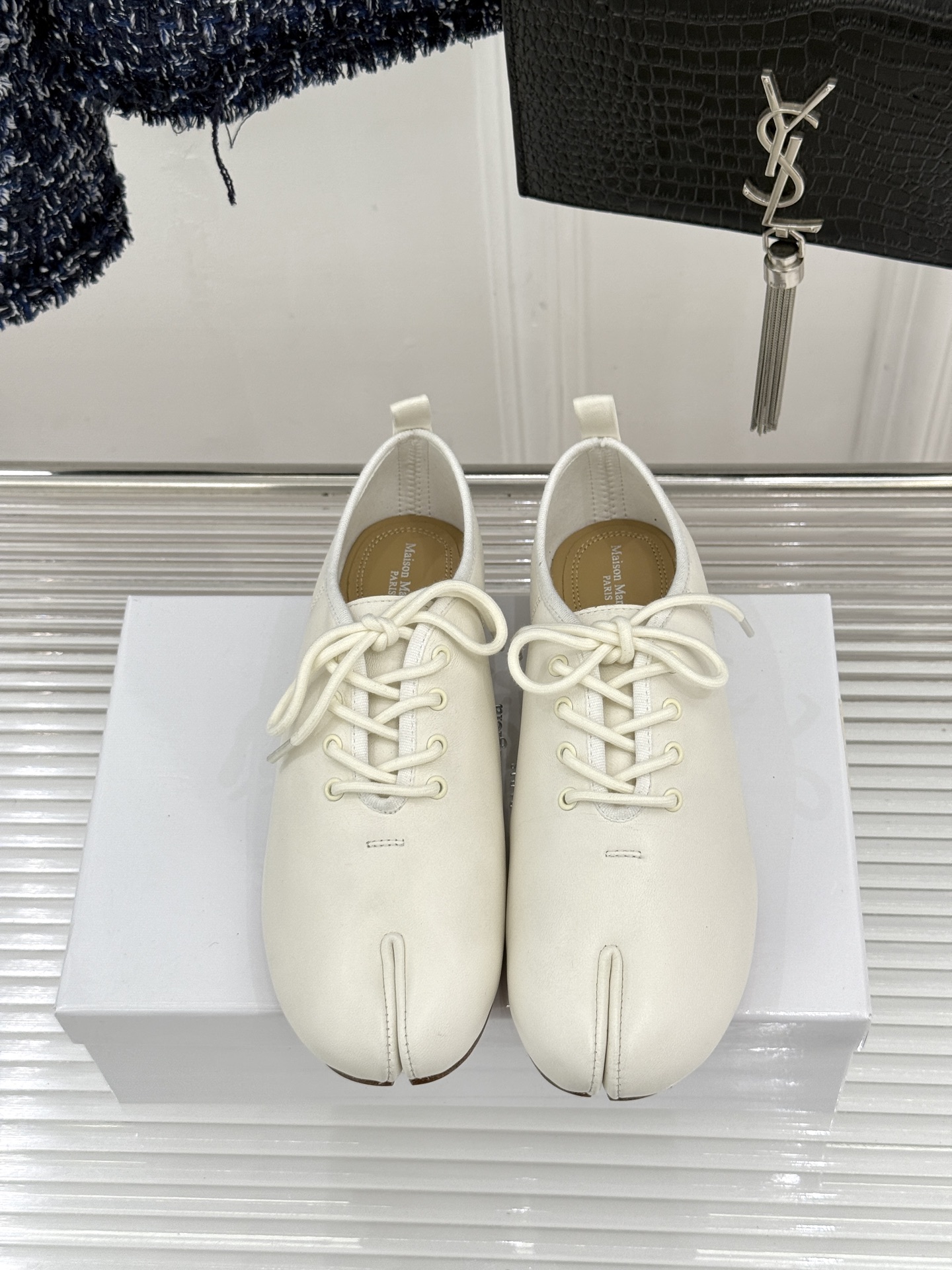 MaisonMargiela｜MM6马吉拉26WF新品绑带分趾小皮鞋MM6以解构美学重塑Tabi分趾经典