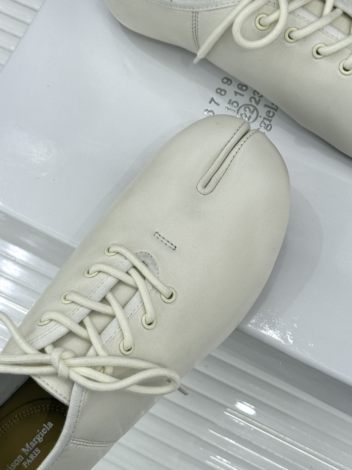 MaisonMargiela｜MM6马吉拉26WF新品绑带分趾小皮鞋MM6以解构美学重塑Tabi分趾经典