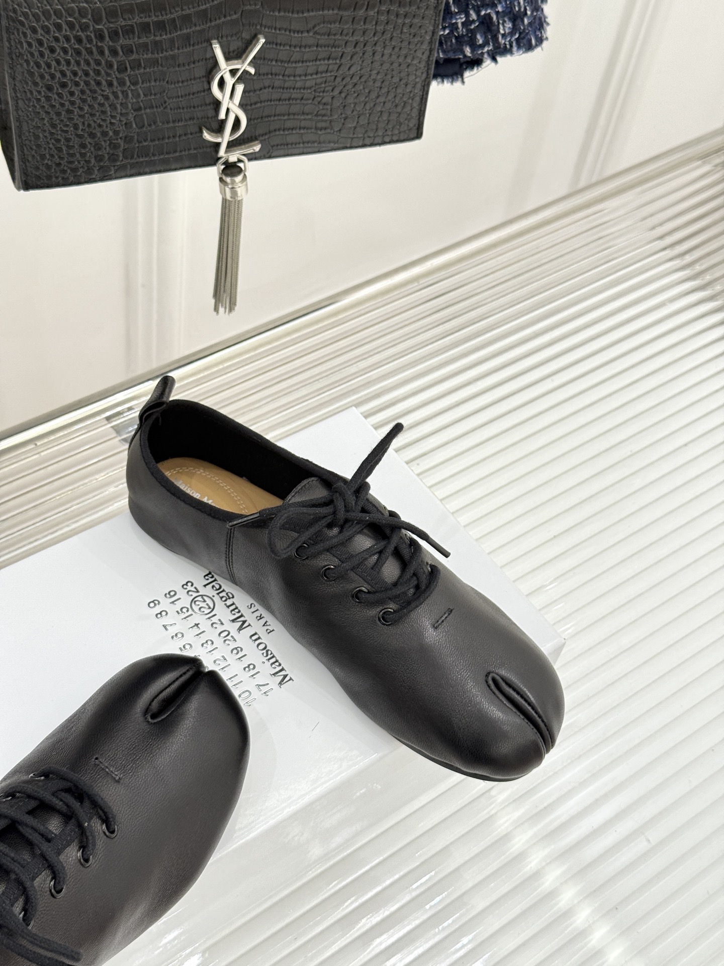 MaisonMargiela｜MM6马吉拉26WF新品绑带分趾小皮鞋MM6以解构美学重塑Tabi分趾经典