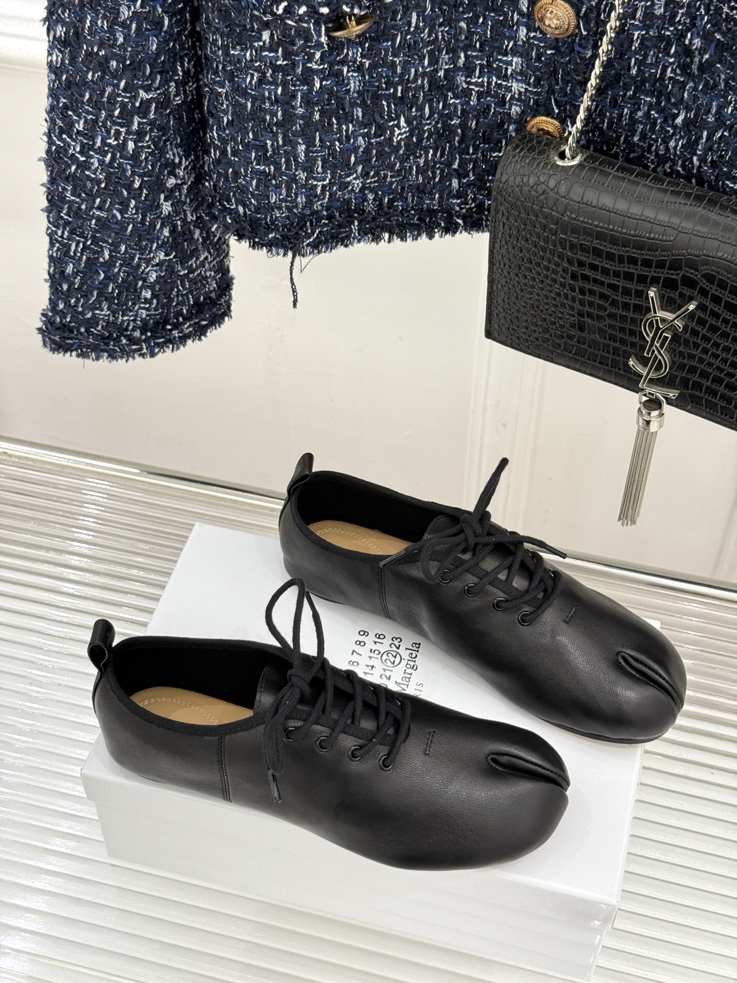 MaisonMargiela｜MM6马吉拉26WF新品绑带分趾小皮鞋MM6以解构美学重塑Tabi分趾经典