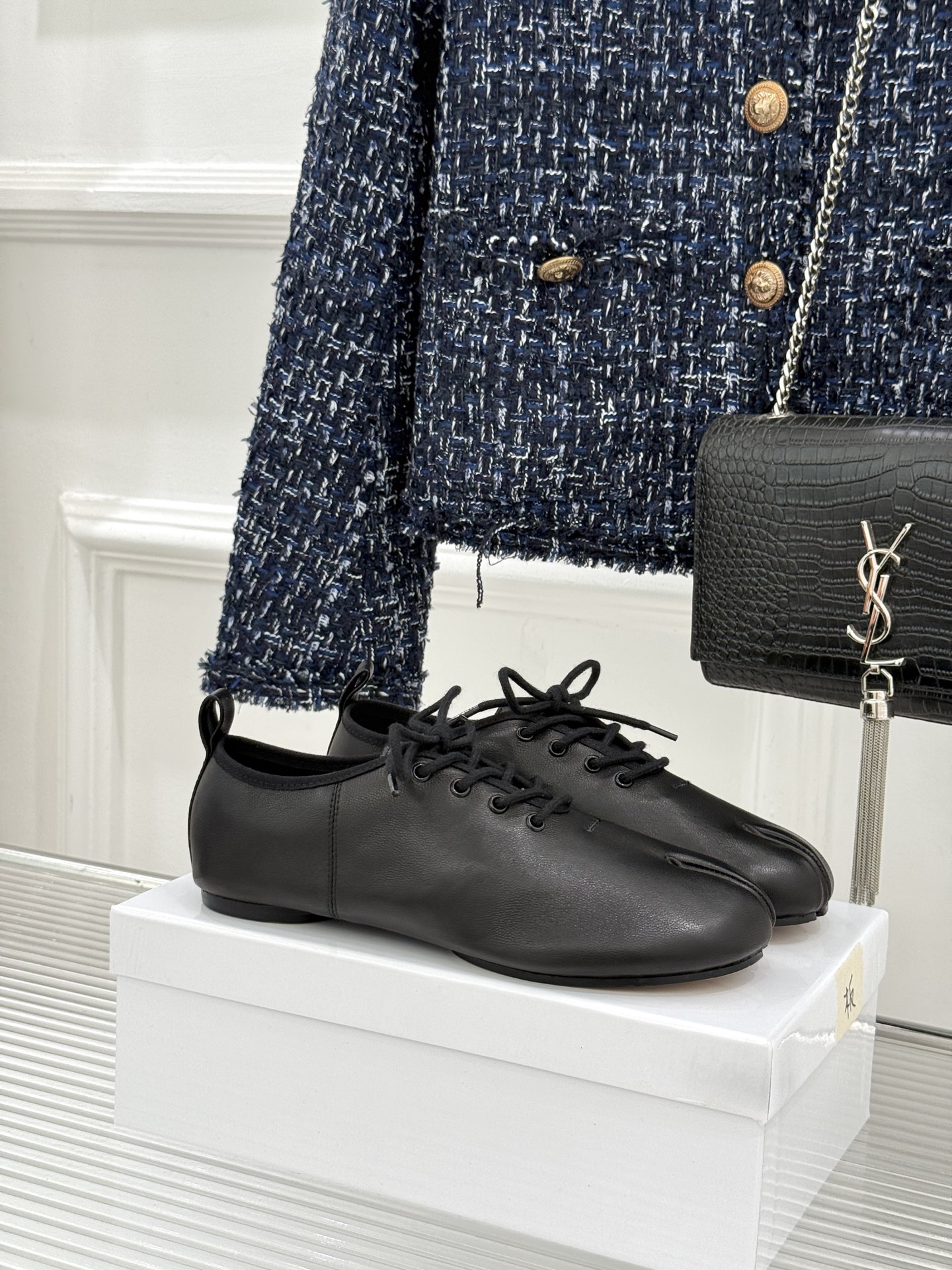 MaisonMargiela｜MM6马吉拉26WF新品绑带分趾小皮鞋MM6以解构美学重塑Tabi分趾经典