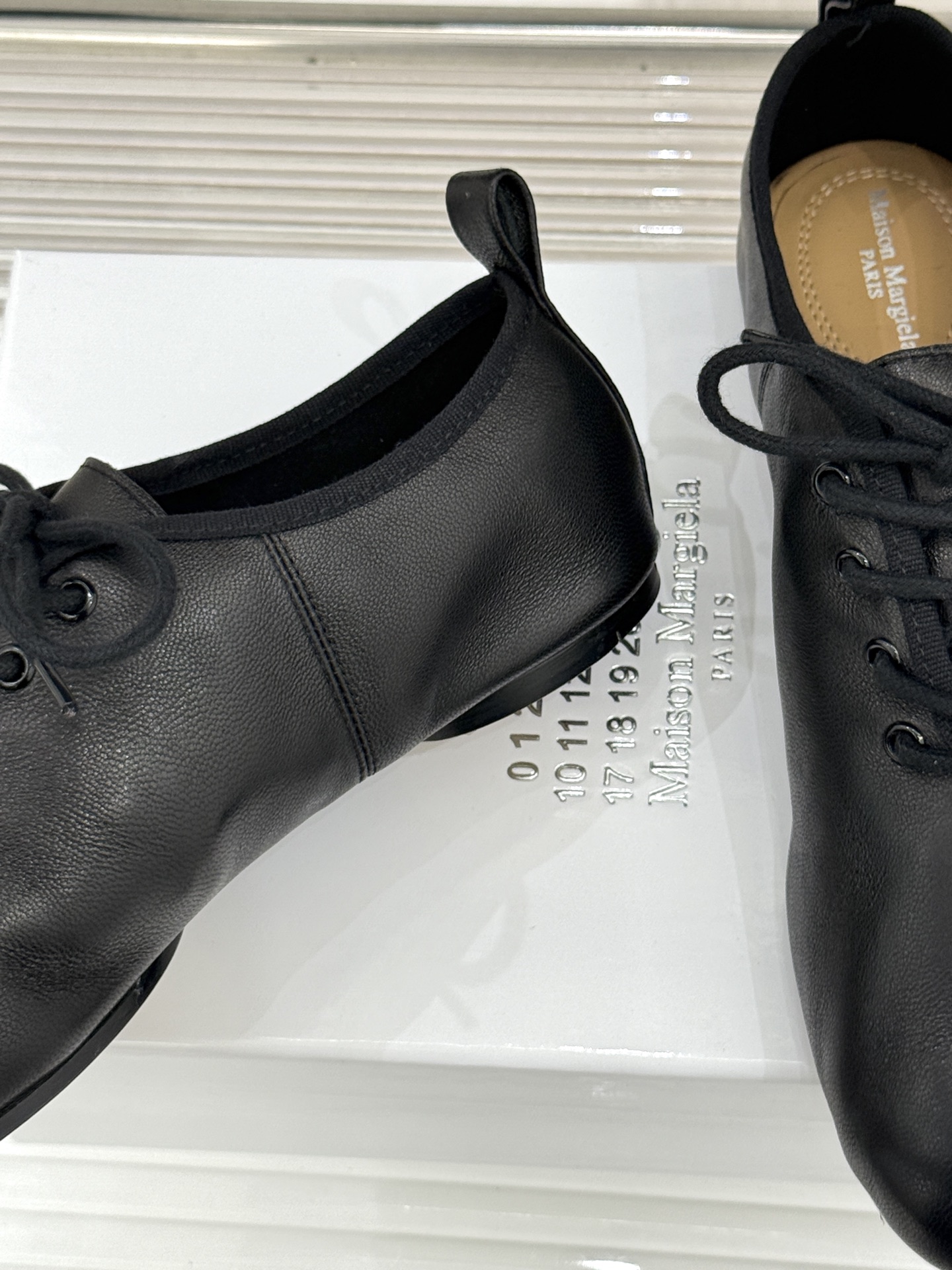 MaisonMargiela｜MM6马吉拉26WF新品绑带分趾小皮鞋MM6以解构美学重塑Tabi分趾经典