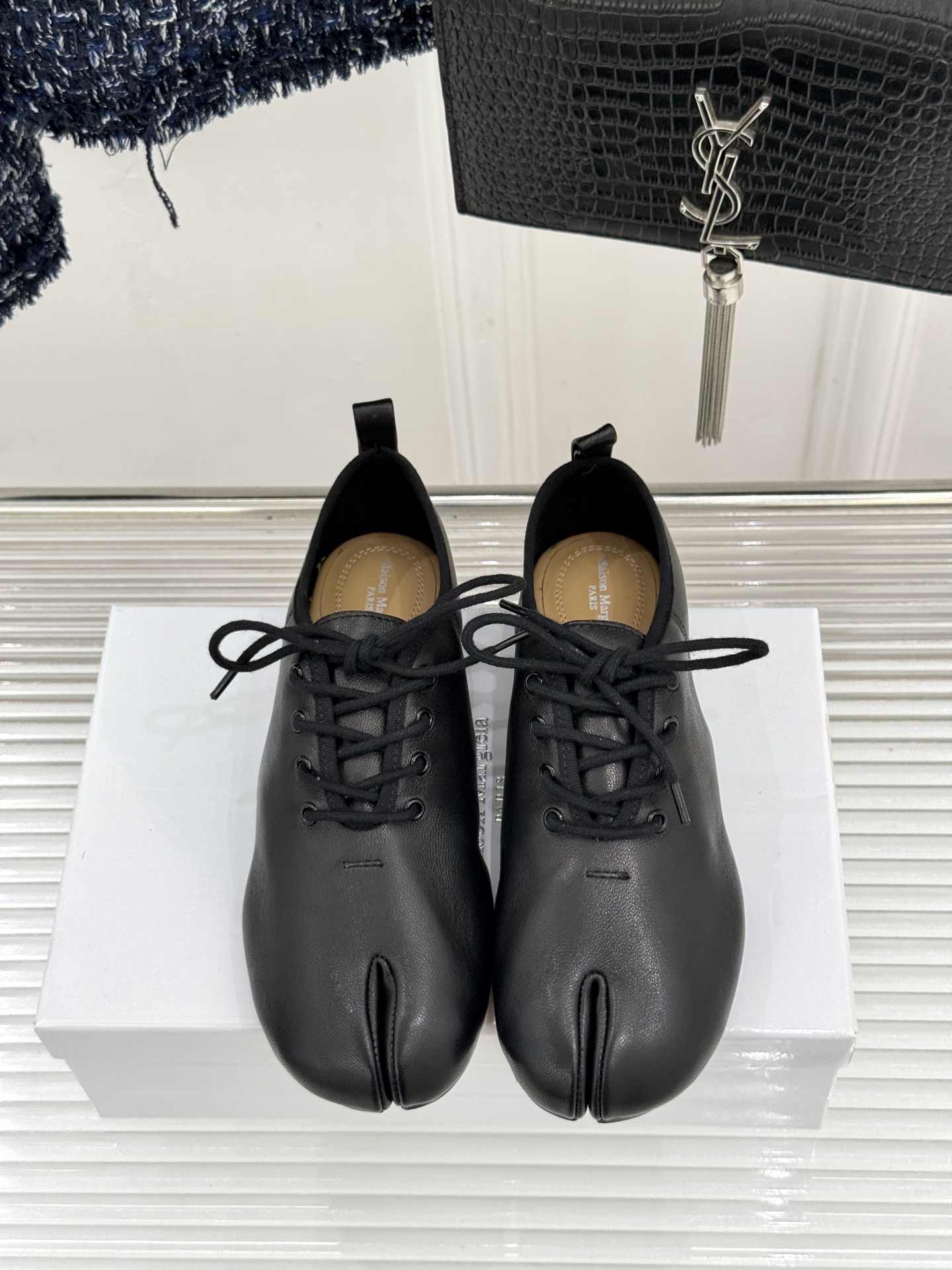 MaisonMargiela｜MM6马吉拉26WF新品绑带分趾小皮鞋MM6以解构美学重塑Tabi分趾经典