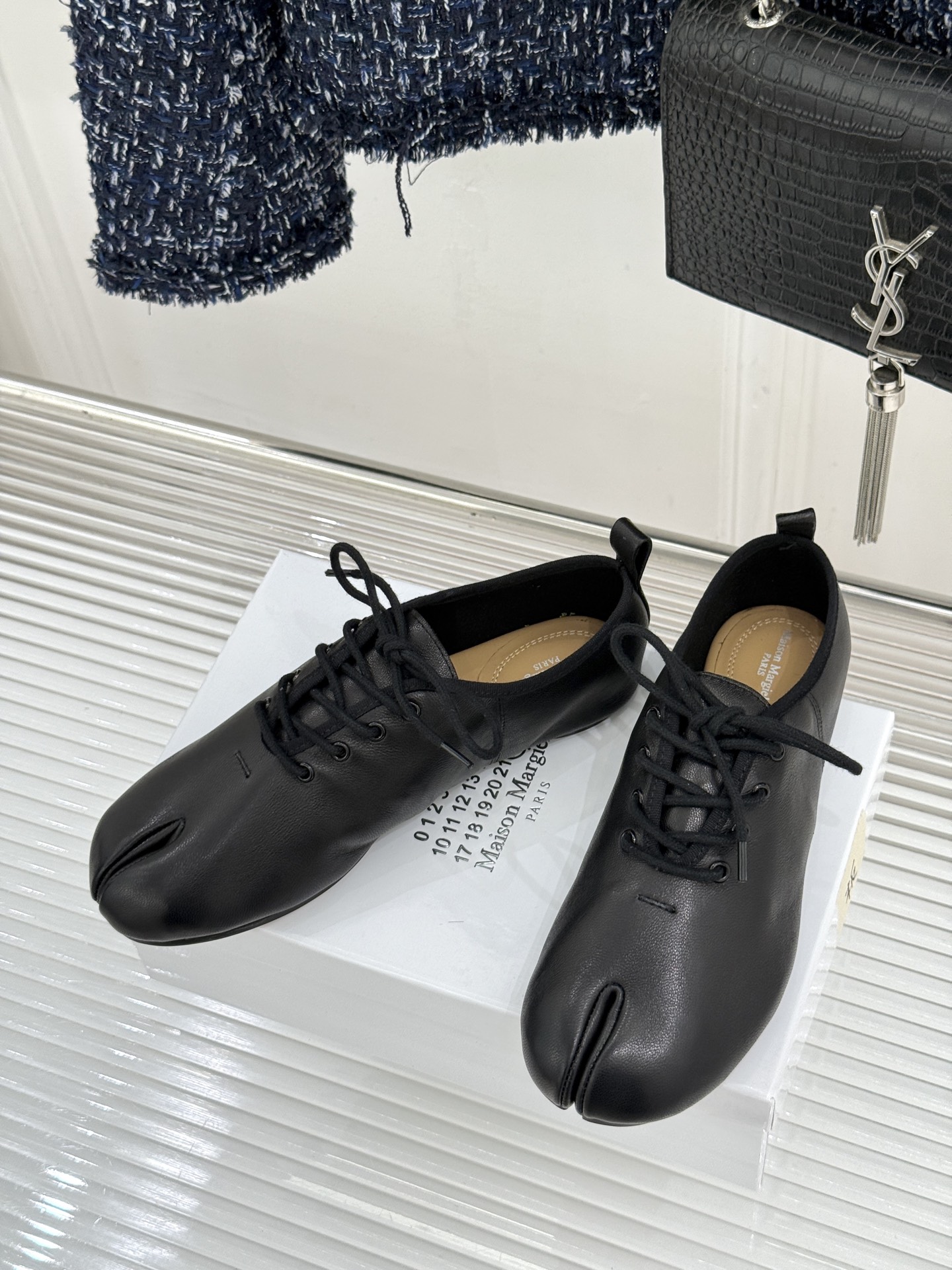 MaisonMargiela｜MM6马吉拉26WF新品绑带分趾小皮鞋MM6以解构美学重塑Tabi分趾经典