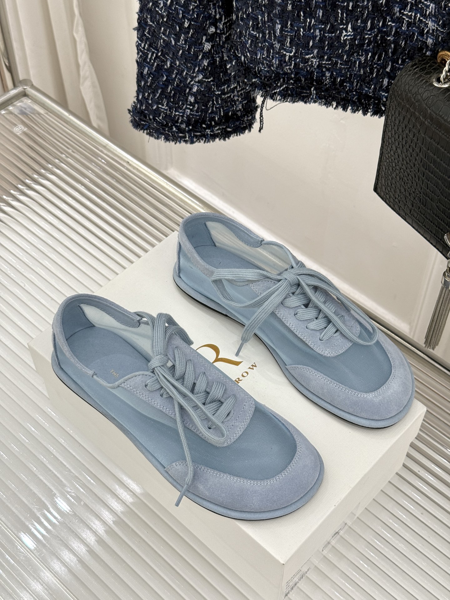 The Row 26WF新品网纱拼接麂皮休闲鞋以极简静奢重塑休闲鞋型。同色系网纱与麂皮精妙拼接通透轻盈与