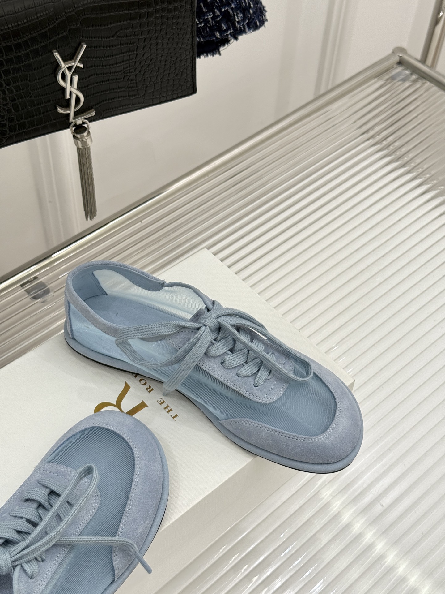 The Row 26WF新品网纱拼接麂皮休闲鞋以极简静奢重塑休闲鞋型。同色系网纱与麂皮精妙拼接通透轻盈与