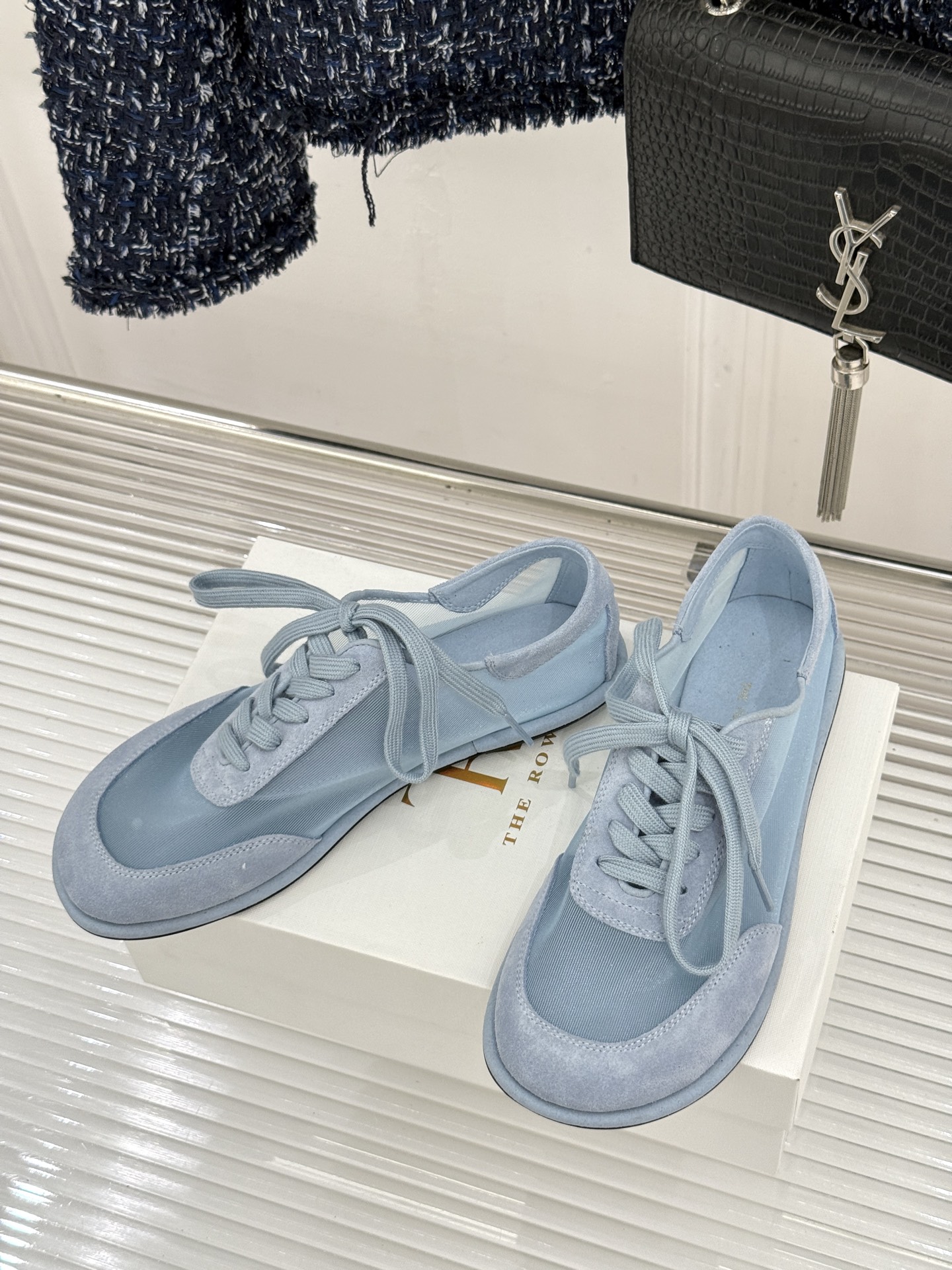 The Row 26WF新品网纱拼接麂皮休闲鞋以极简静奢重塑休闲鞋型。同色系网纱与麂皮精妙拼接通透轻盈与