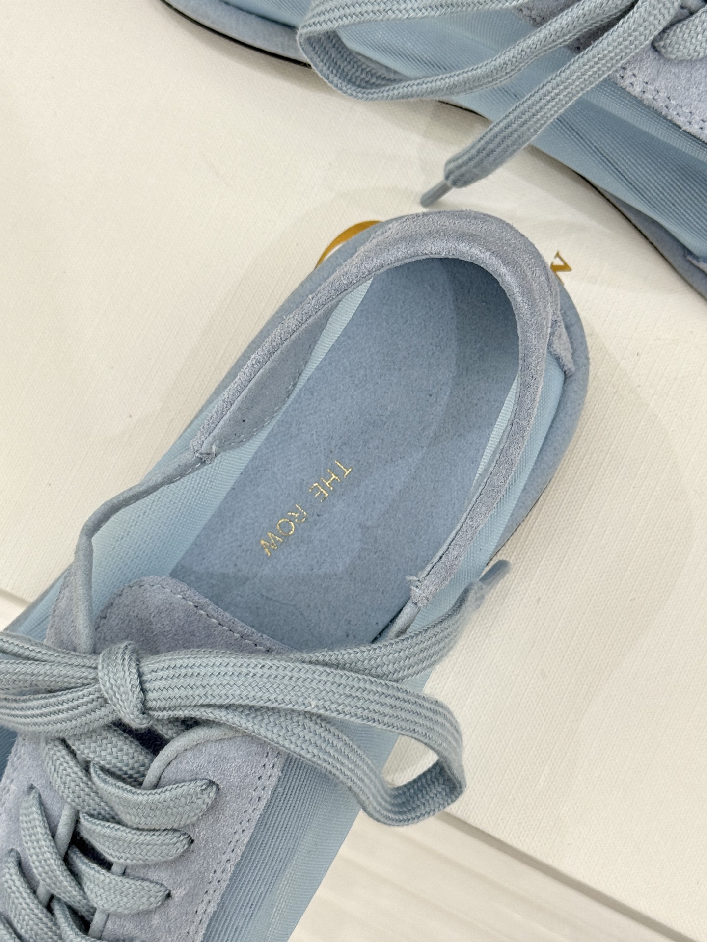 The Row 26WF新品网纱拼接麂皮休闲鞋以极简静奢重塑休闲鞋型。同色系网纱与麂皮精妙拼接通透轻盈与