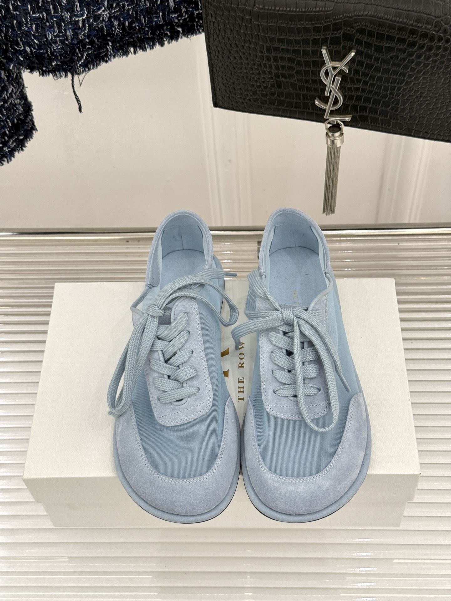 The Row 26WF新品网纱拼接麂皮休闲鞋以极简静奢重塑休闲鞋型。同色系网纱与麂皮精妙拼接通透轻盈与