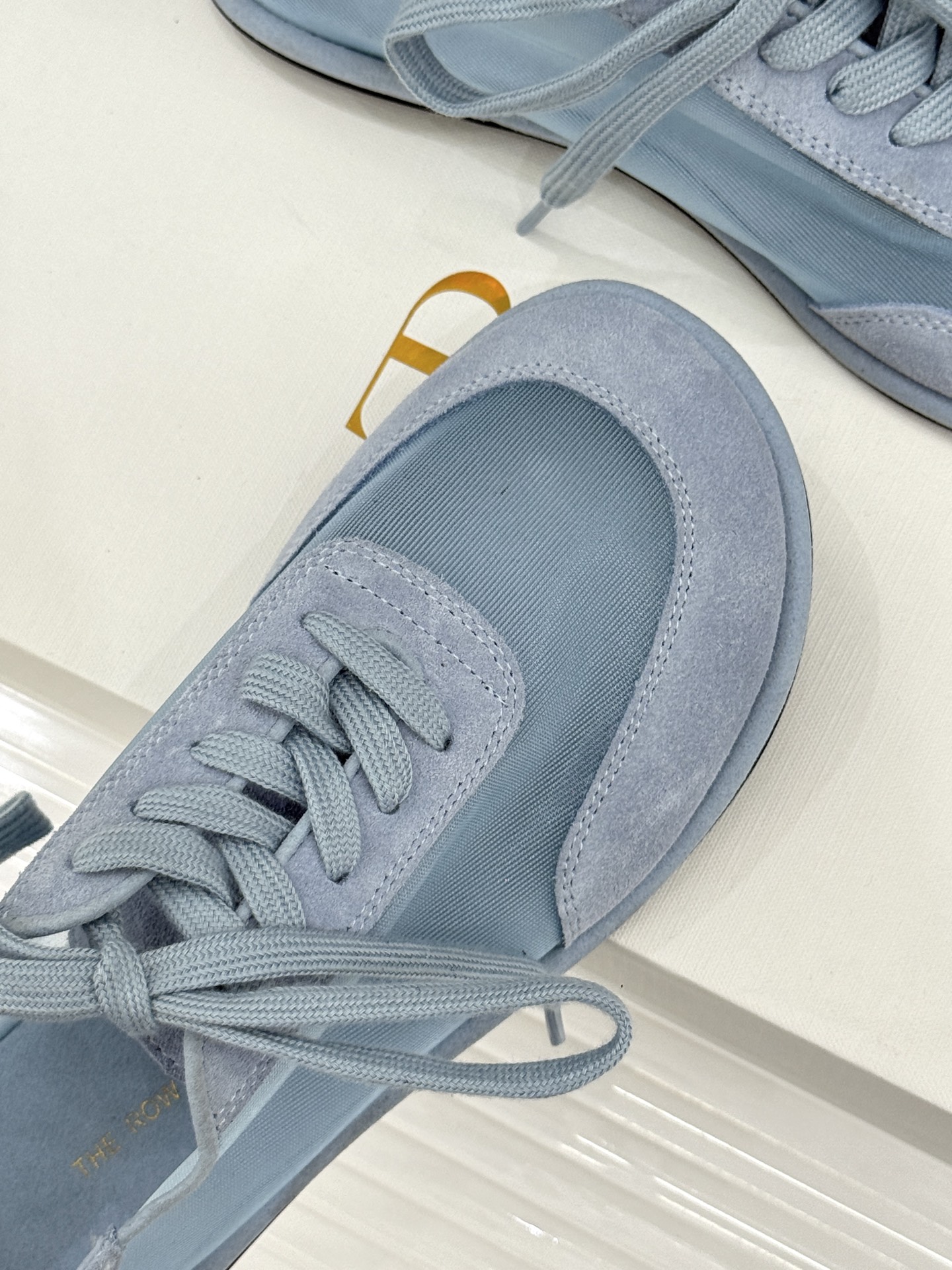 The Row 26WF新品网纱拼接麂皮休闲鞋以极简静奢重塑休闲鞋型。同色系网纱与麂皮精妙拼接通透轻盈与