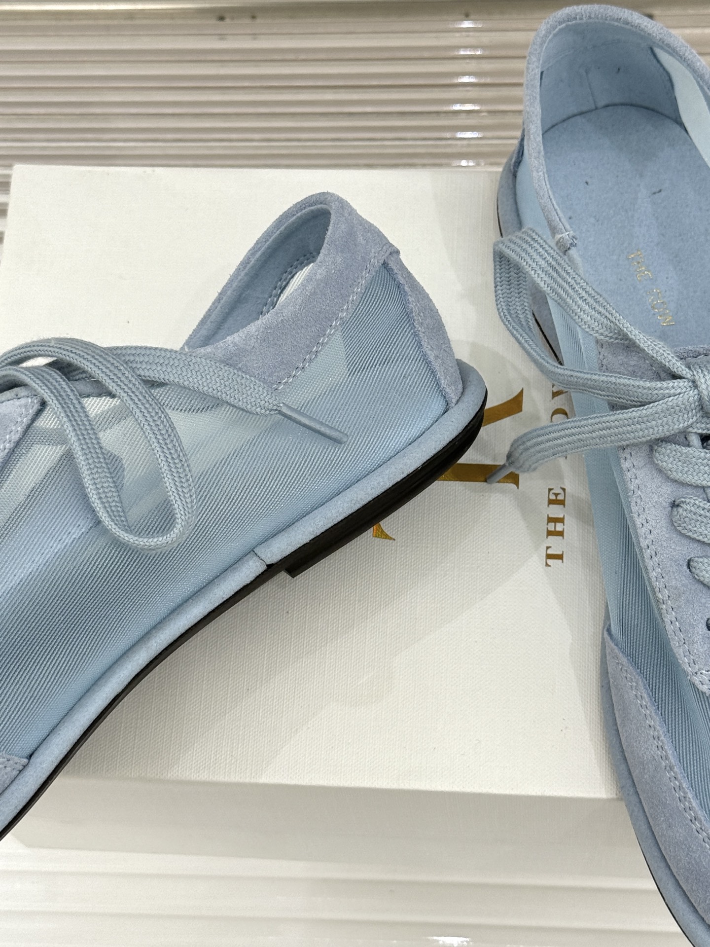 The Row 26WF新品网纱拼接麂皮休闲鞋以极简静奢重塑休闲鞋型。同色系网纱与麂皮精妙拼接通透轻盈与