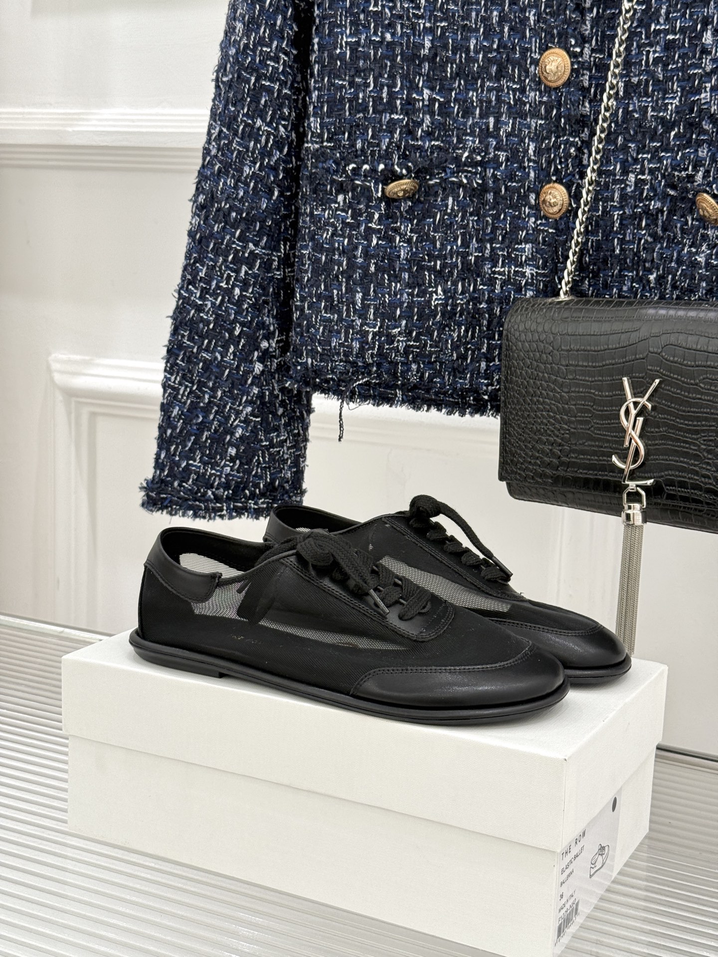 The Row 26WF新品网纱拼接麂皮休闲鞋以极简静奢重塑休闲鞋型。同色系网纱与麂皮精妙拼接通透轻盈与