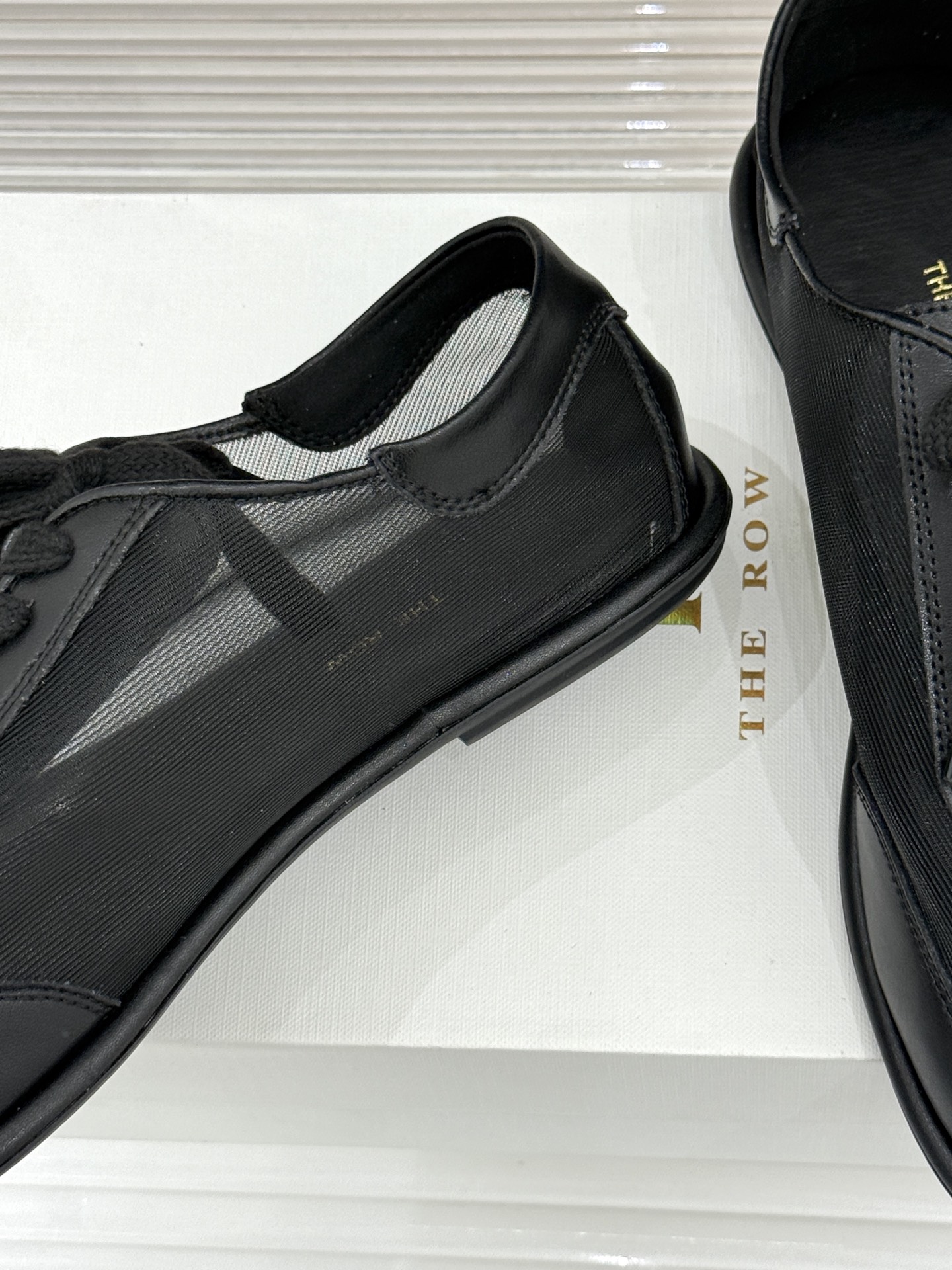 The Row 26WF新品网纱拼接麂皮休闲鞋以极简静奢重塑休闲鞋型。同色系网纱与麂皮精妙拼接通透轻盈与