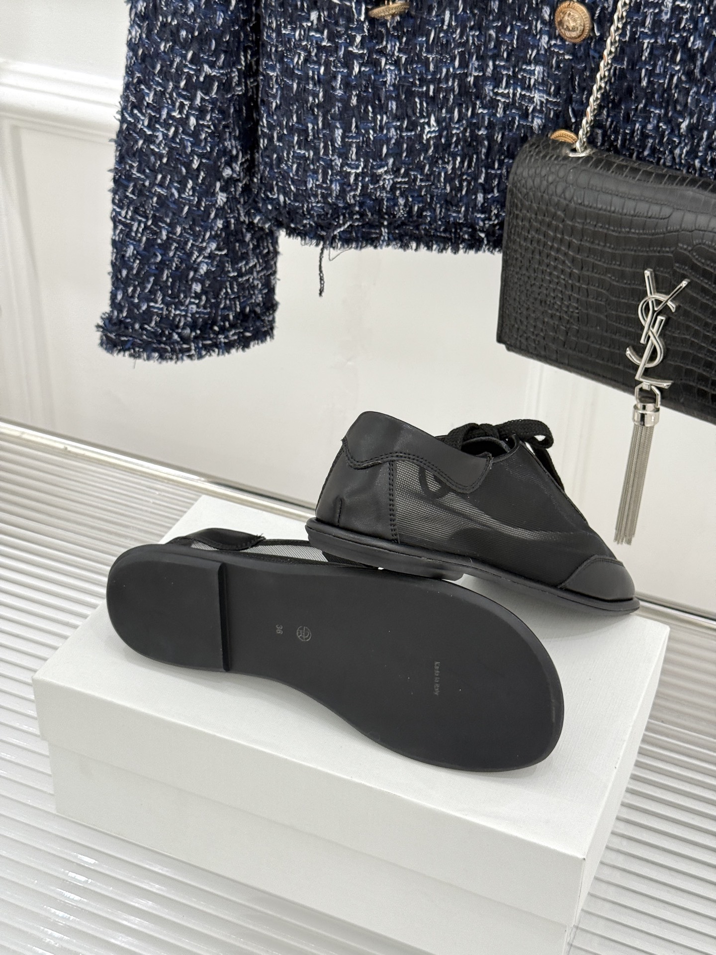 The Row 26WF新品网纱拼接麂皮休闲鞋以极简静奢重塑休闲鞋型。同色系网纱与麂皮精妙拼接通透轻盈与