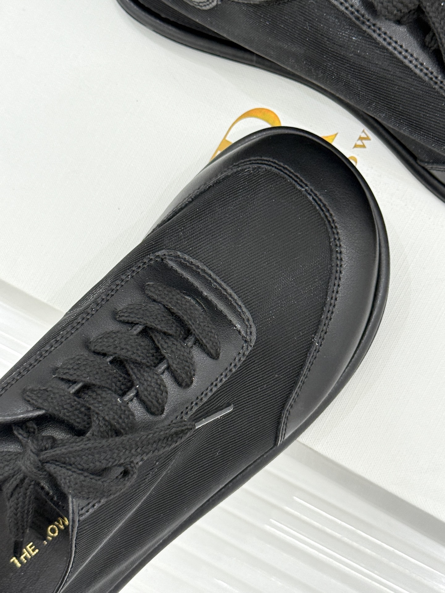 The Row 26WF新品网纱拼接麂皮休闲鞋以极简静奢重塑休闲鞋型。同色系网纱与麂皮精妙拼接通透轻盈与