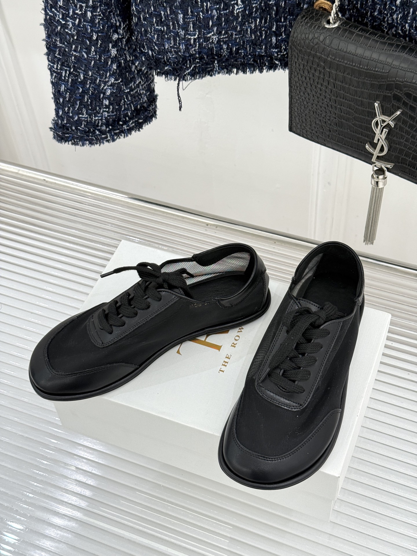 The Row 26WF新品网纱拼接麂皮休闲鞋以极简静奢重塑休闲鞋型。同色系网纱与麂皮精妙拼接通透轻盈与