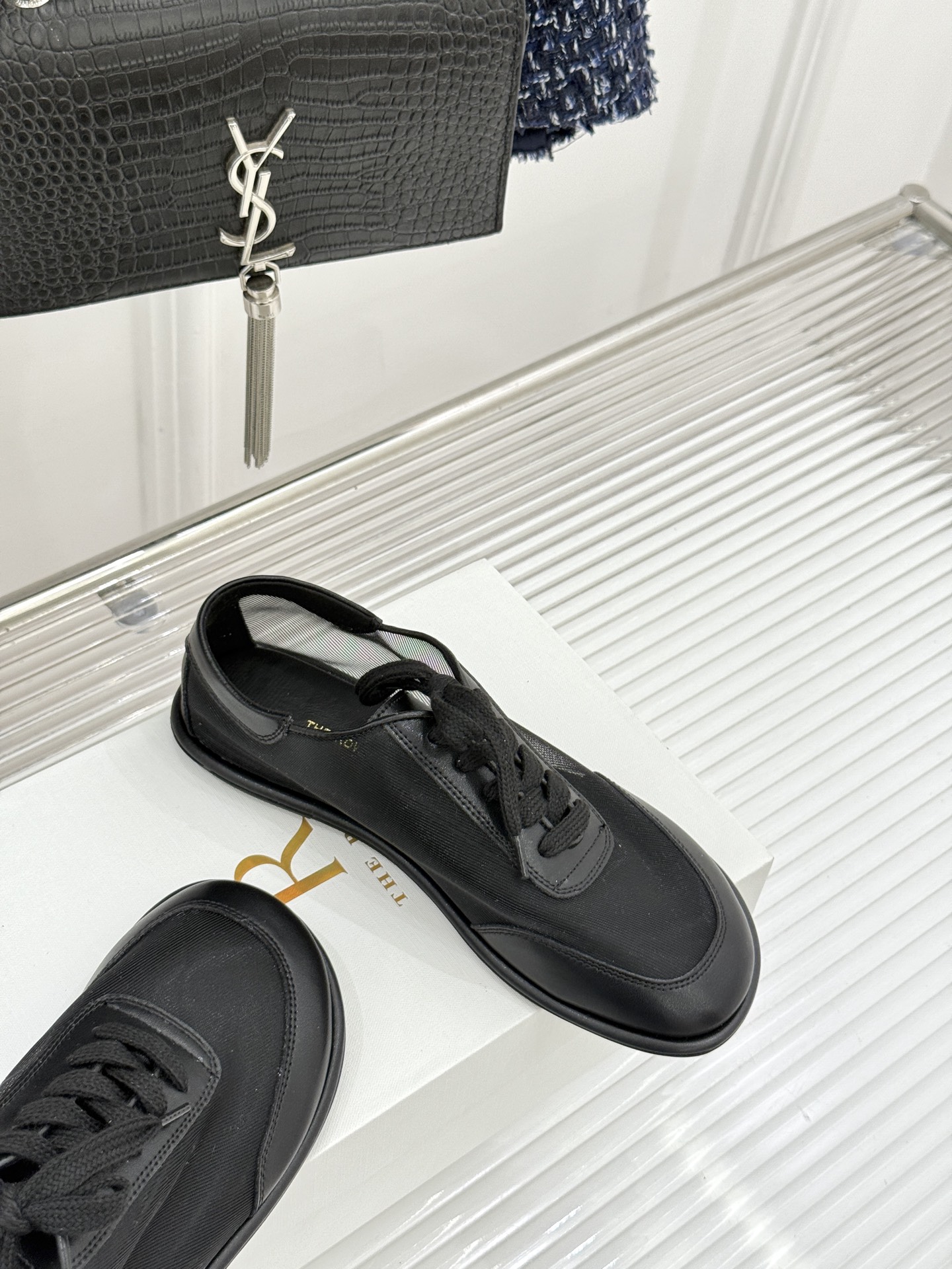 The Row 26WF新品网纱拼接麂皮休闲鞋以极简静奢重塑休闲鞋型。同色系网纱与麂皮精妙拼接通透轻盈与