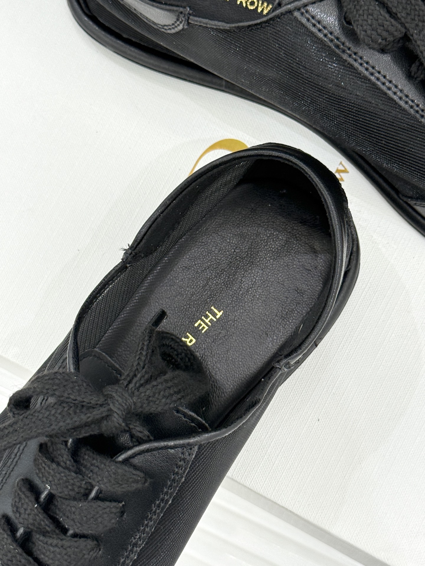 The Row 26WF新品网纱拼接麂皮休闲鞋以极简静奢重塑休闲鞋型。同色系网纱与麂皮精妙拼接通透轻盈与