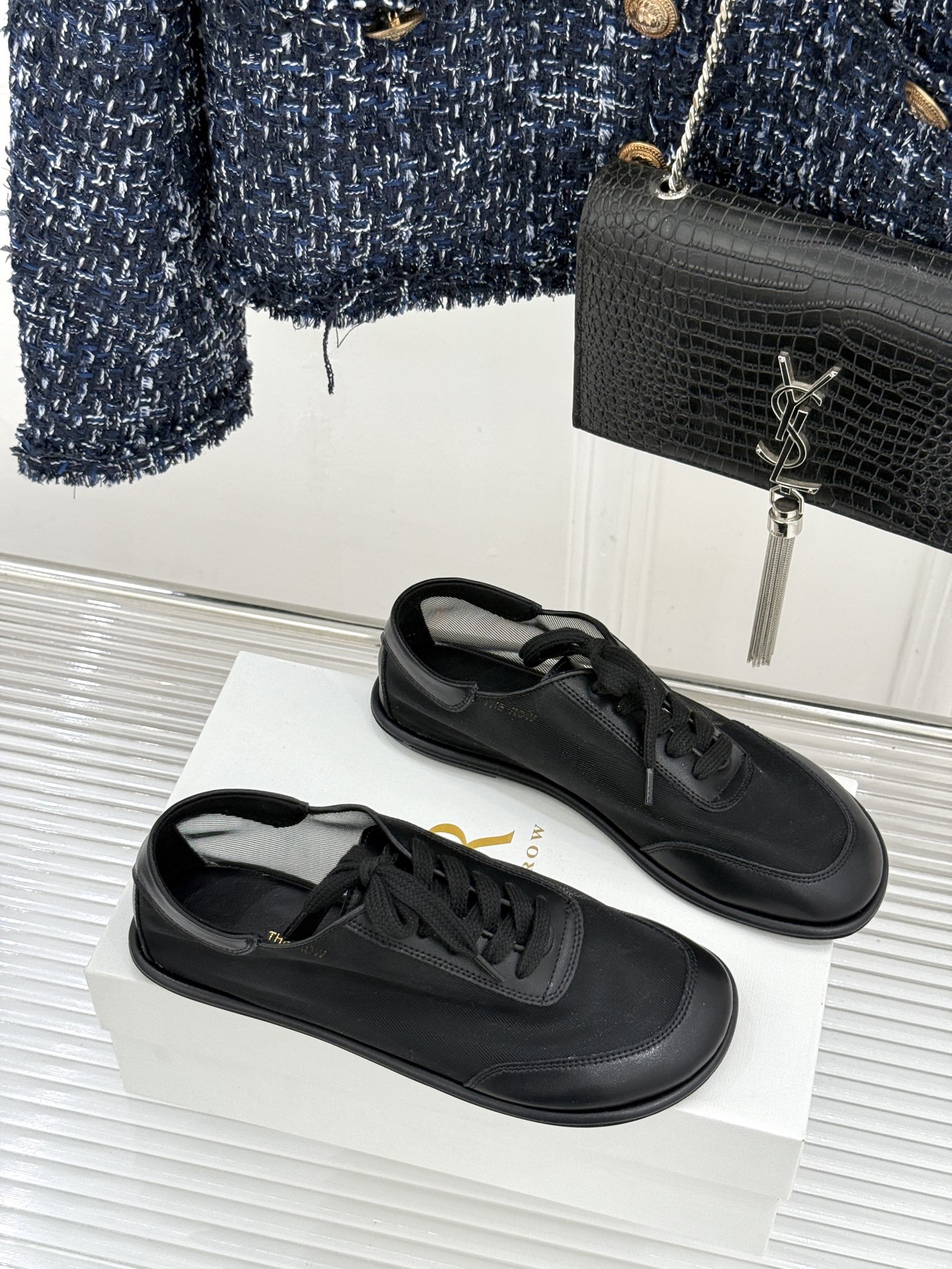 The Row 26WF新品网纱拼接麂皮休闲鞋以极简静奢重塑休闲鞋型。同色系网纱与麂皮精妙拼接通透轻盈与