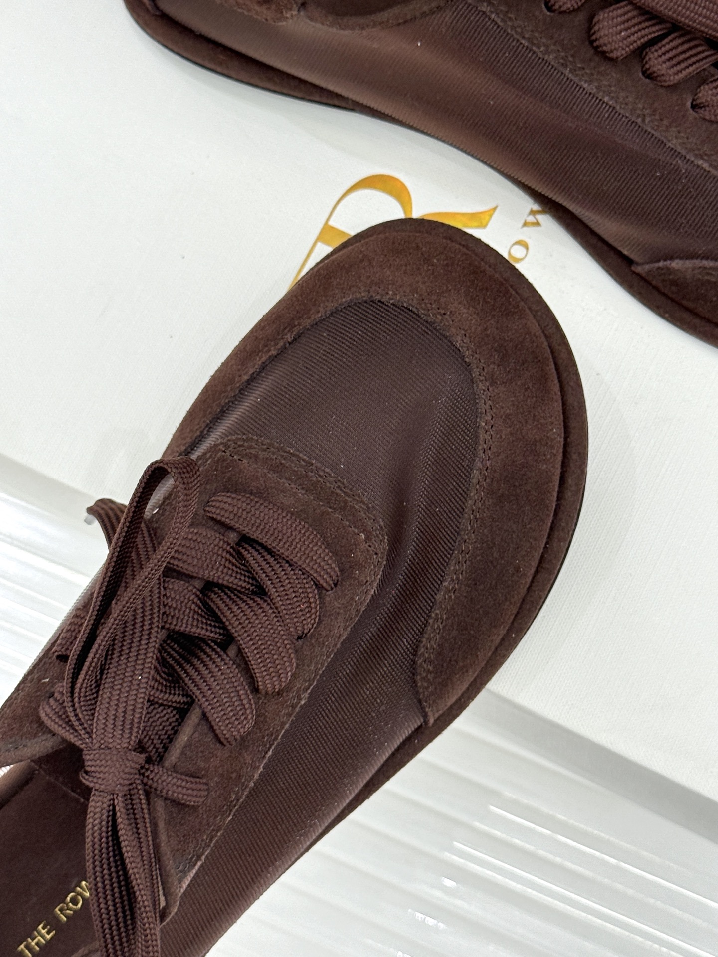 The Row 26WF新品网纱拼接麂皮休闲鞋以极简静奢重塑休闲鞋型。同色系网纱与麂皮精妙拼接通透轻盈与