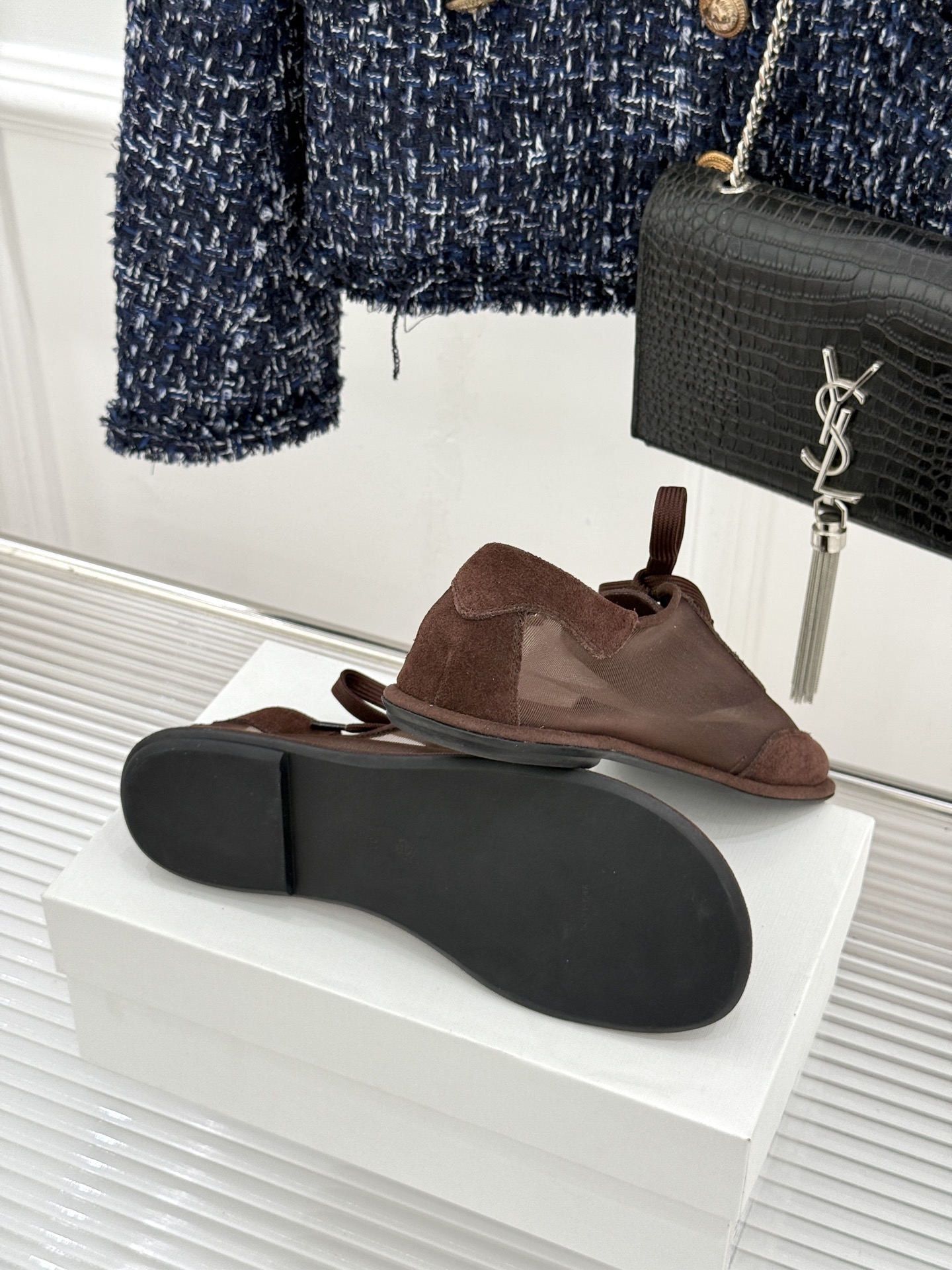 The Row 26WF新品网纱拼接麂皮休闲鞋以极简静奢重塑休闲鞋型。同色系网纱与麂皮精妙拼接通透轻盈与