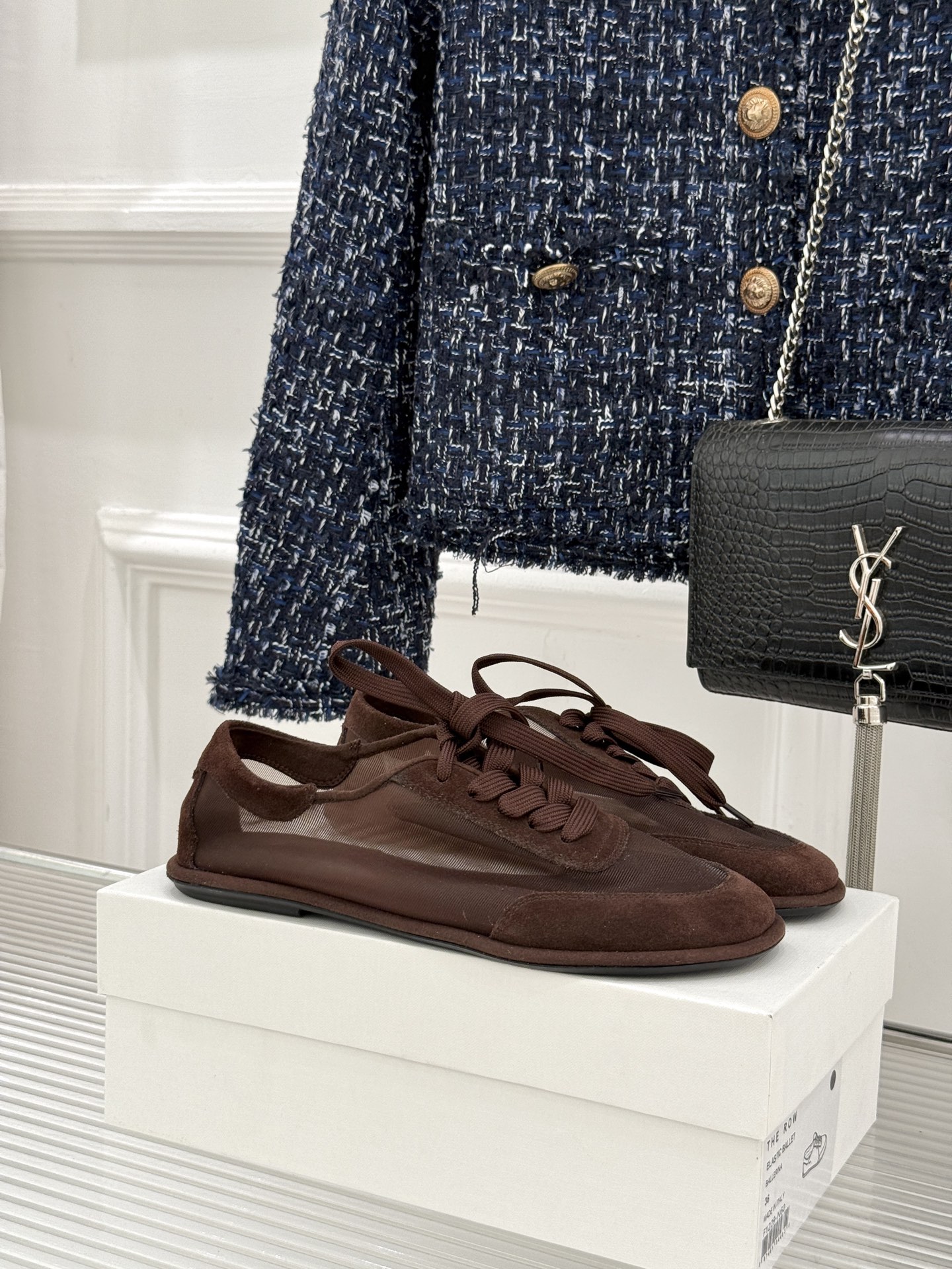 The Row 26WF新品网纱拼接麂皮休闲鞋以极简静奢重塑休闲鞋型。同色系网纱与麂皮精妙拼接通透轻盈与