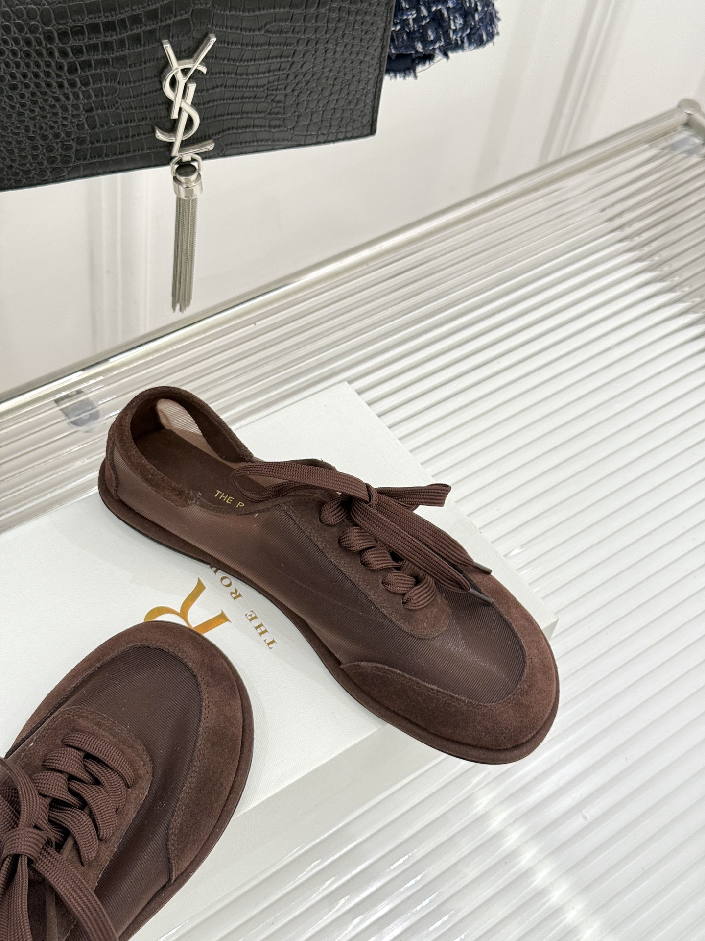 The Row 26WF新品网纱拼接麂皮休闲鞋以极简静奢重塑休闲鞋型。同色系网纱与麂皮精妙拼接通透轻盈与