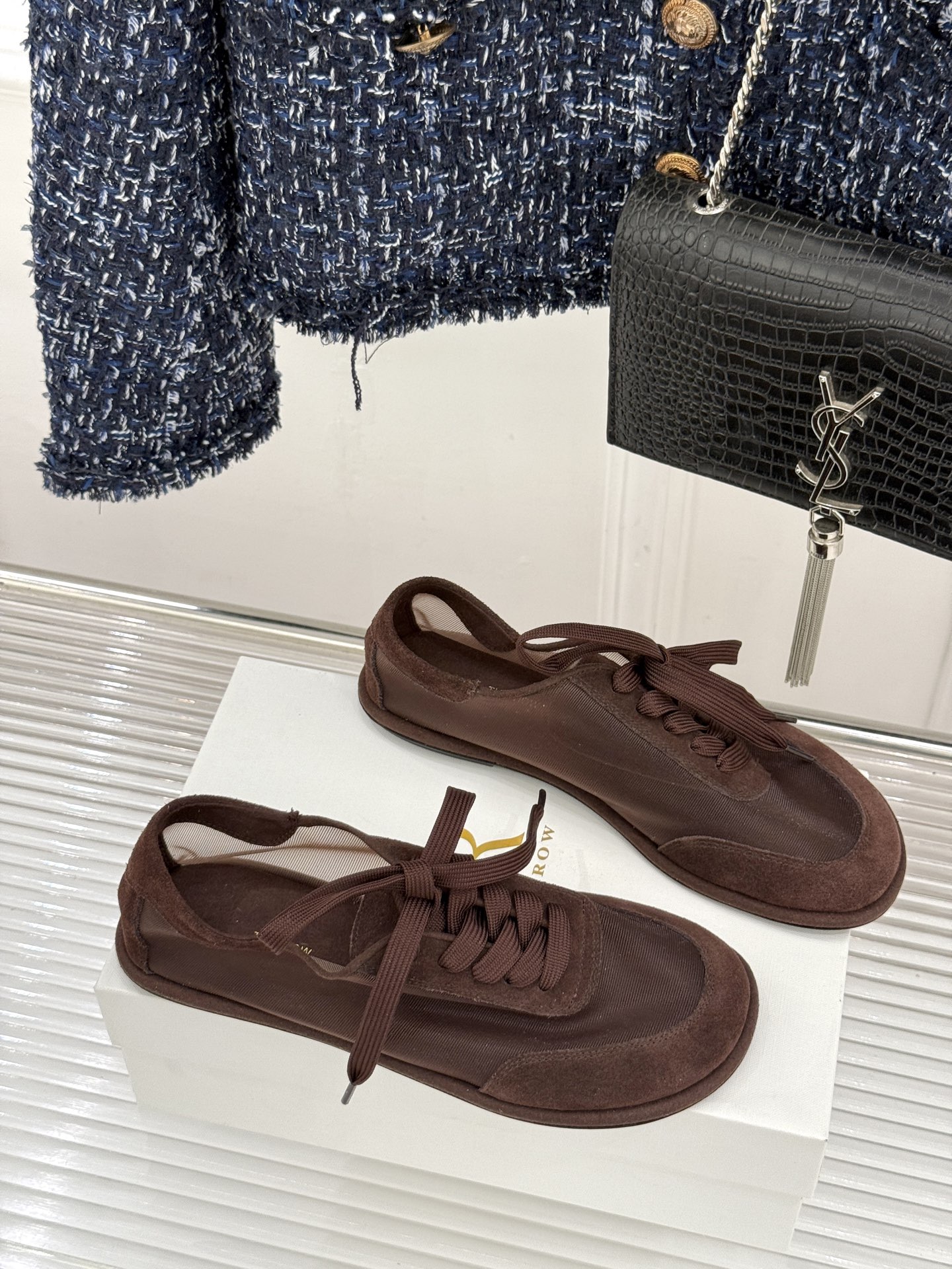 The Row 26WF新品网纱拼接麂皮休闲鞋以极简静奢重塑休闲鞋型。同色系网纱与麂皮精妙拼接通透轻盈与