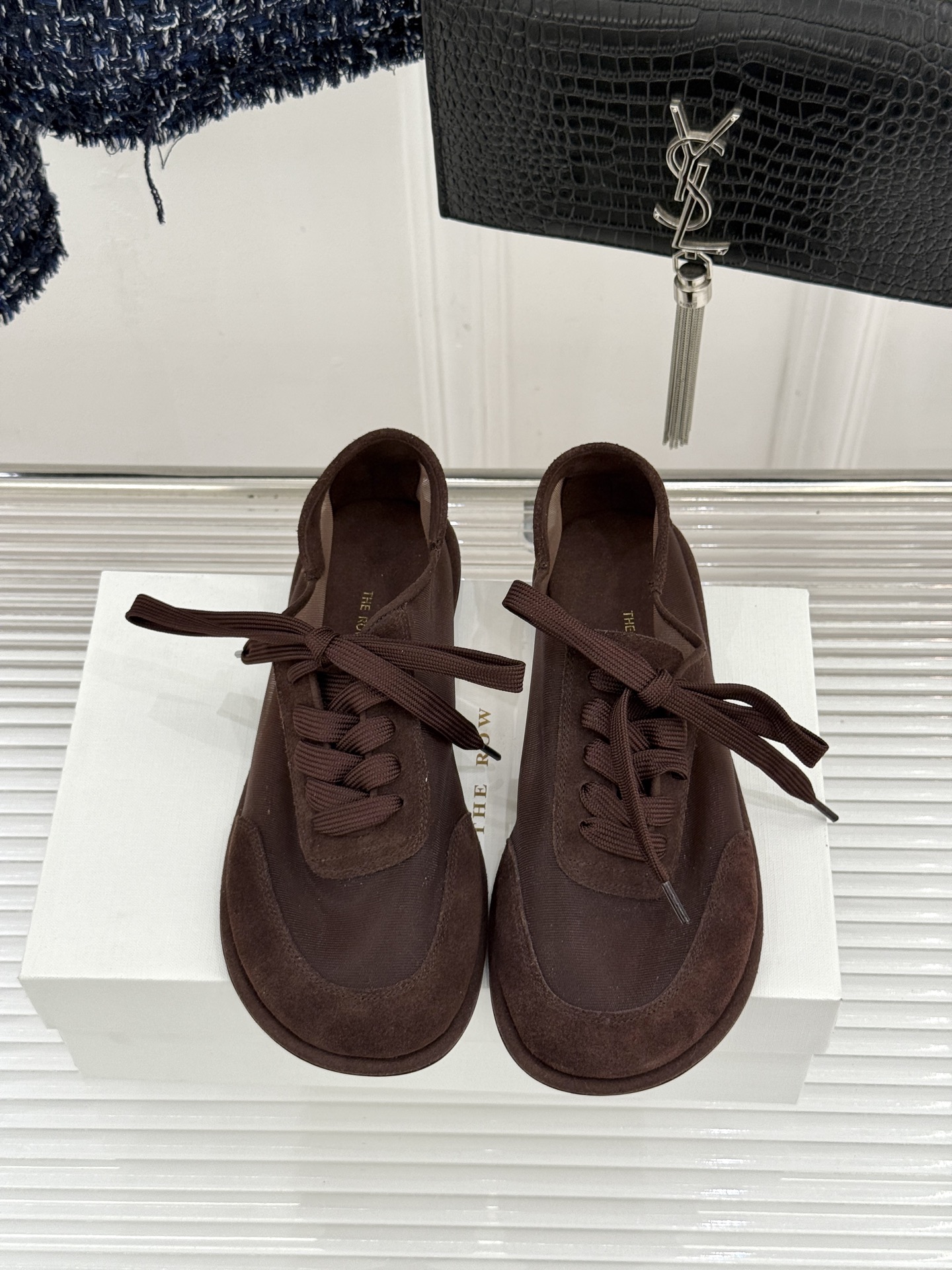 The Row 26WF新品网纱拼接麂皮休闲鞋以极简静奢重塑休闲鞋型。同色系网纱与麂皮精妙拼接通透轻盈与