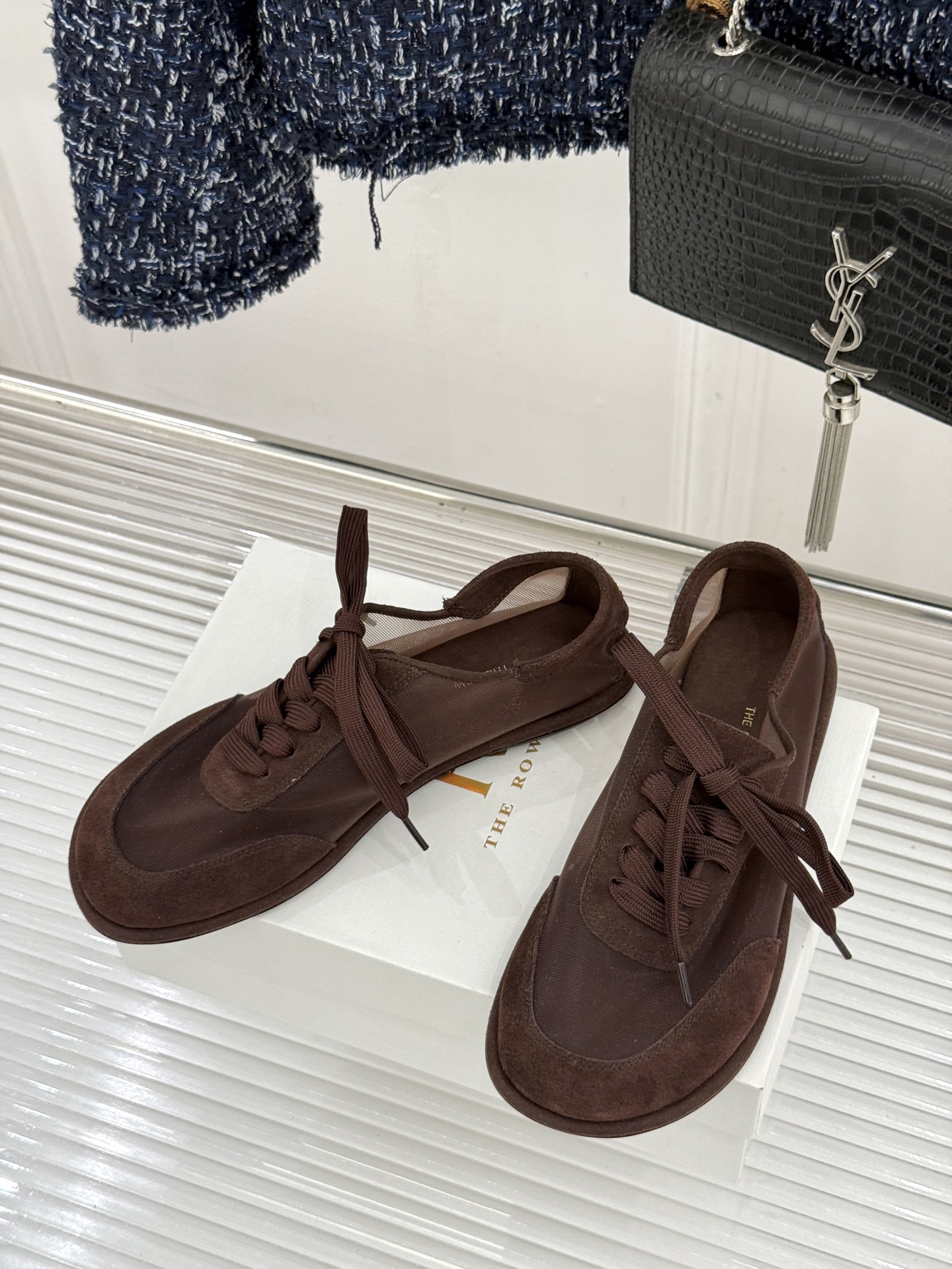 The Row 26WF新品网纱拼接麂皮休闲鞋以极简静奢重塑休闲鞋型。同色系网纱与麂皮精妙拼接通透轻盈与