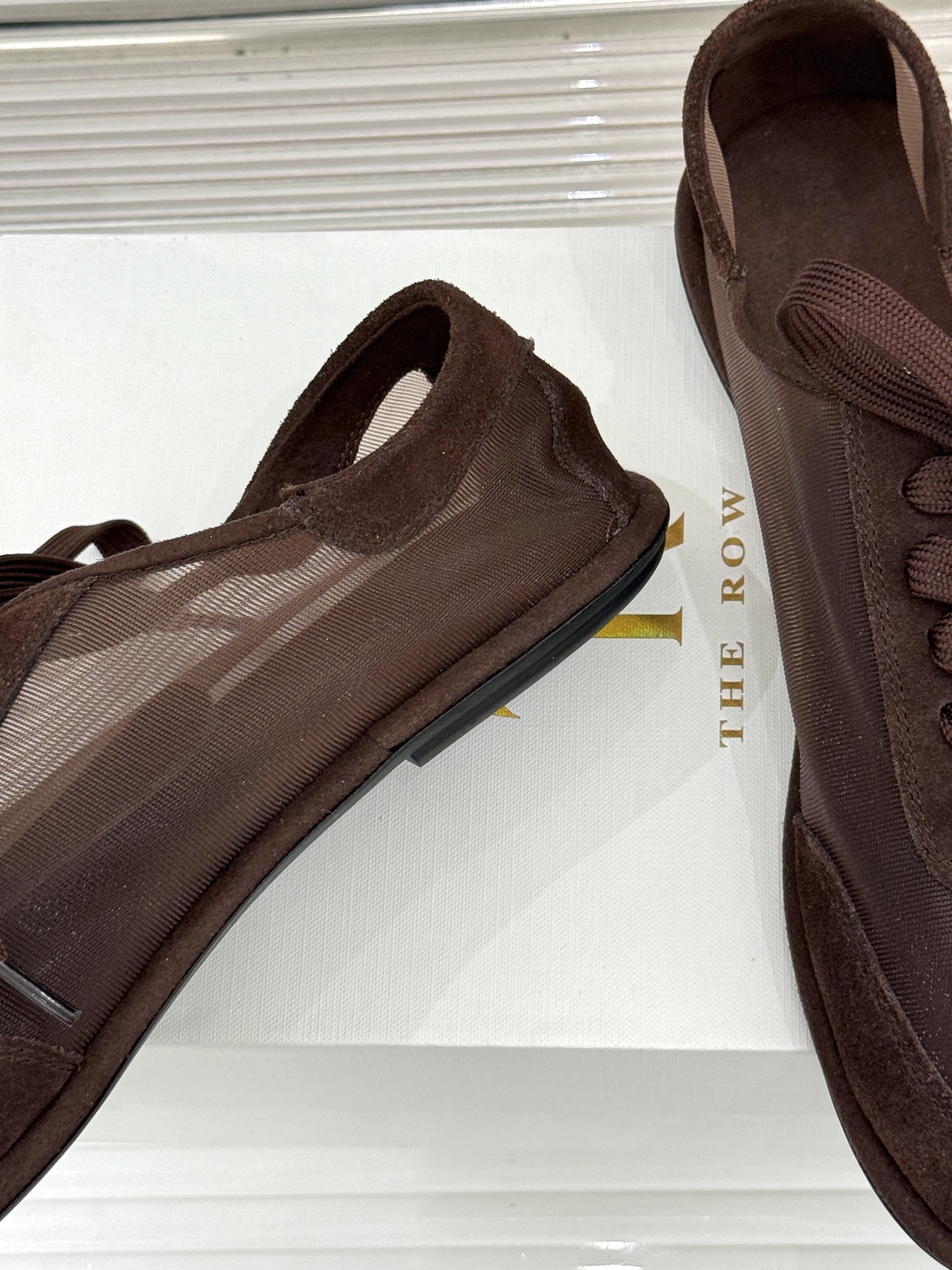 The Row 26WF新品网纱拼接麂皮休闲鞋以极简静奢重塑休闲鞋型。同色系网纱与麂皮精妙拼接通透轻盈与