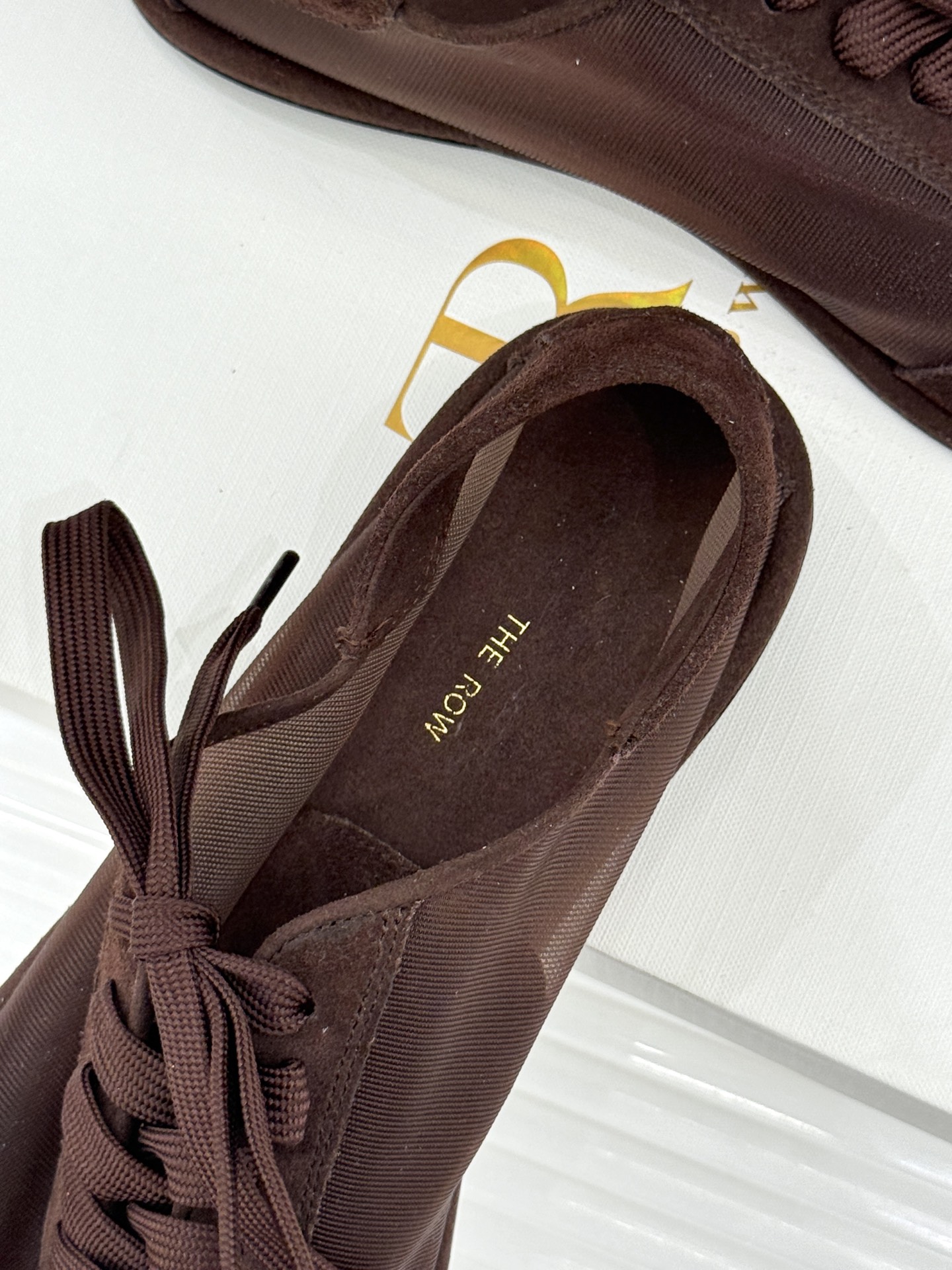 The Row 26WF新品网纱拼接麂皮休闲鞋以极简静奢重塑休闲鞋型。同色系网纱与麂皮精妙拼接通透轻盈与