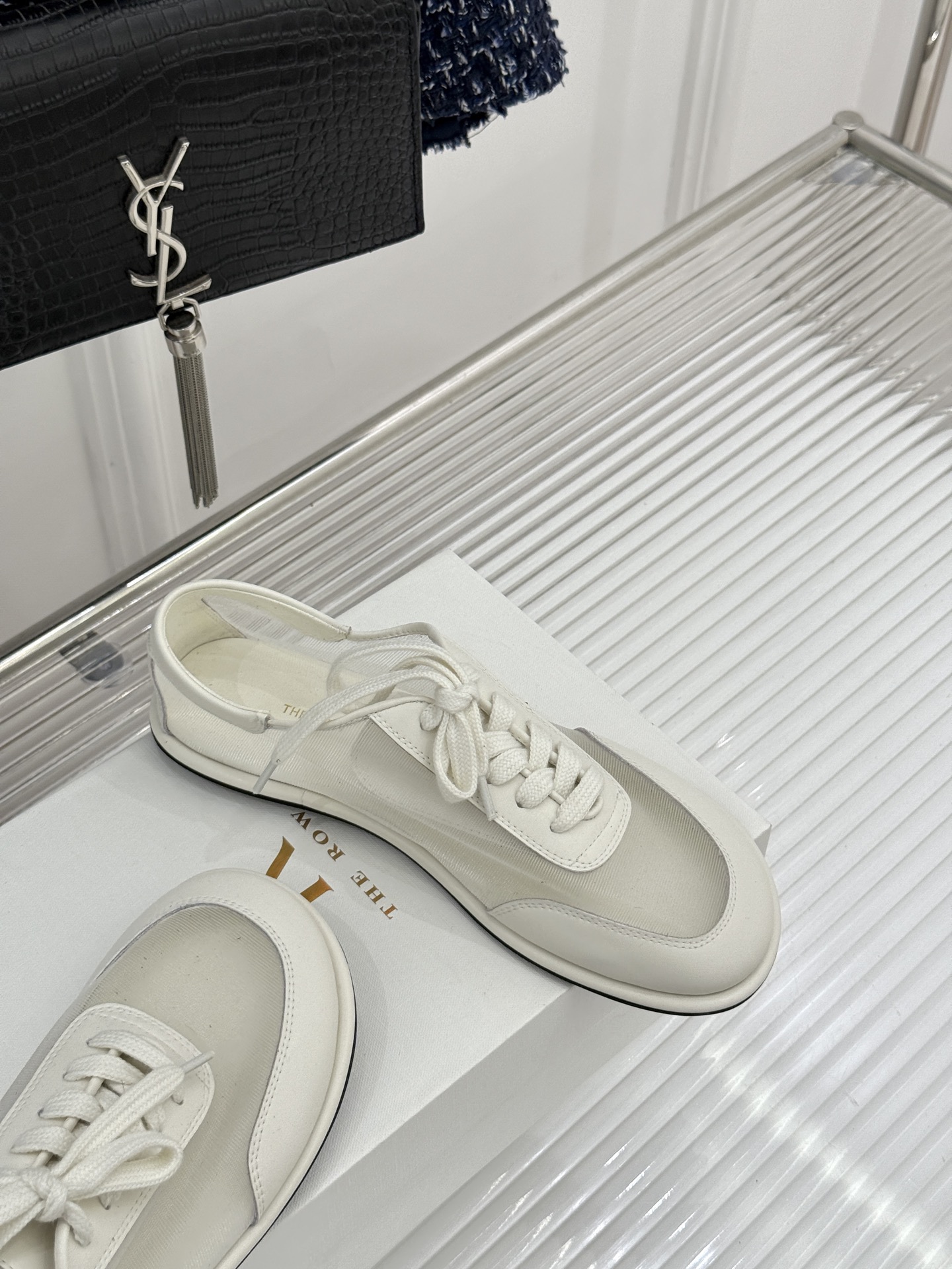 The Row 26WF新品网纱拼接麂皮休闲鞋以极简静奢重塑休闲鞋型。同色系网纱与麂皮精妙拼接通透轻盈与