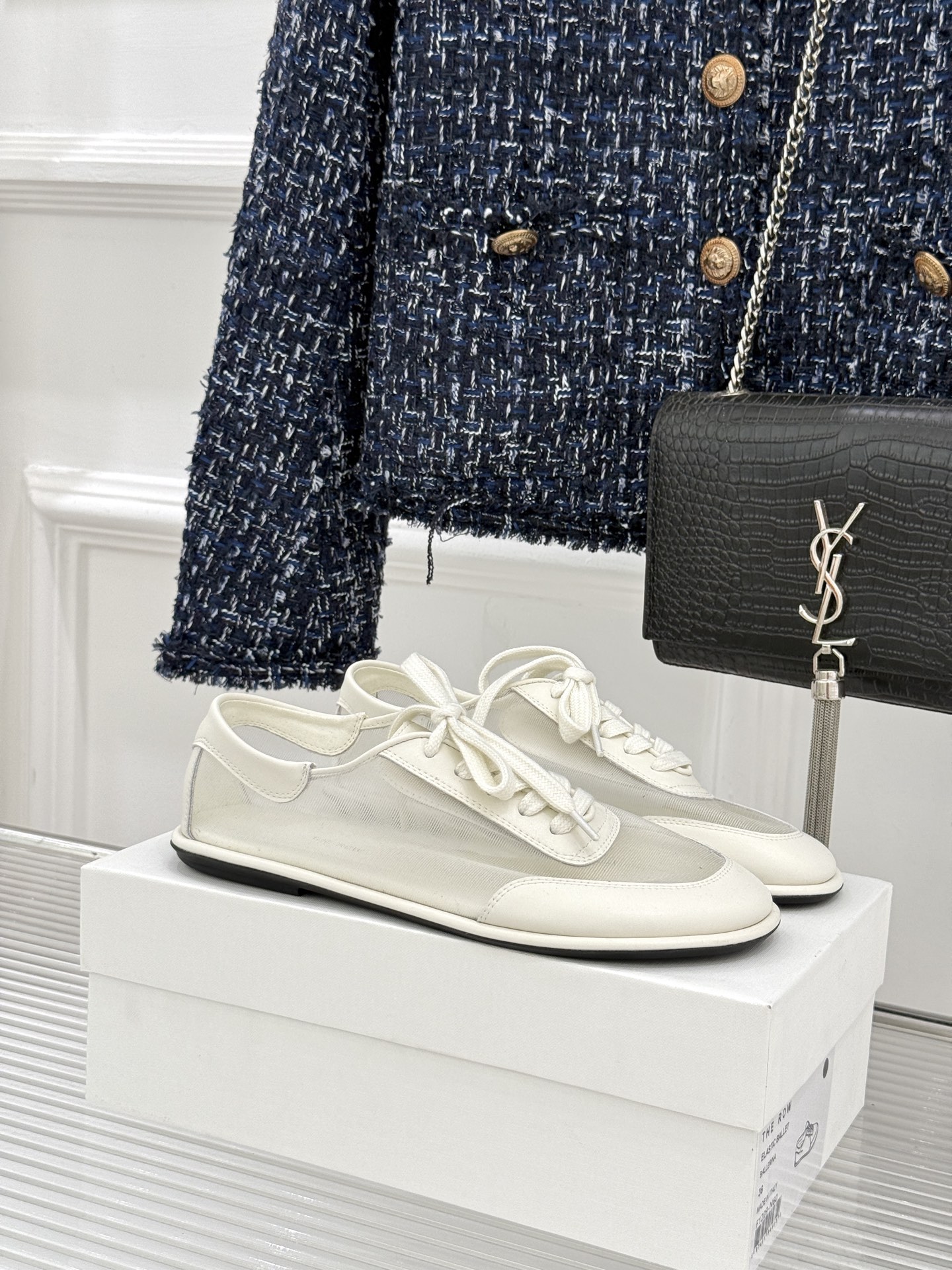 The Row 26WF新品网纱拼接麂皮休闲鞋以极简静奢重塑休闲鞋型。同色系网纱与麂皮精妙拼接通透轻盈与