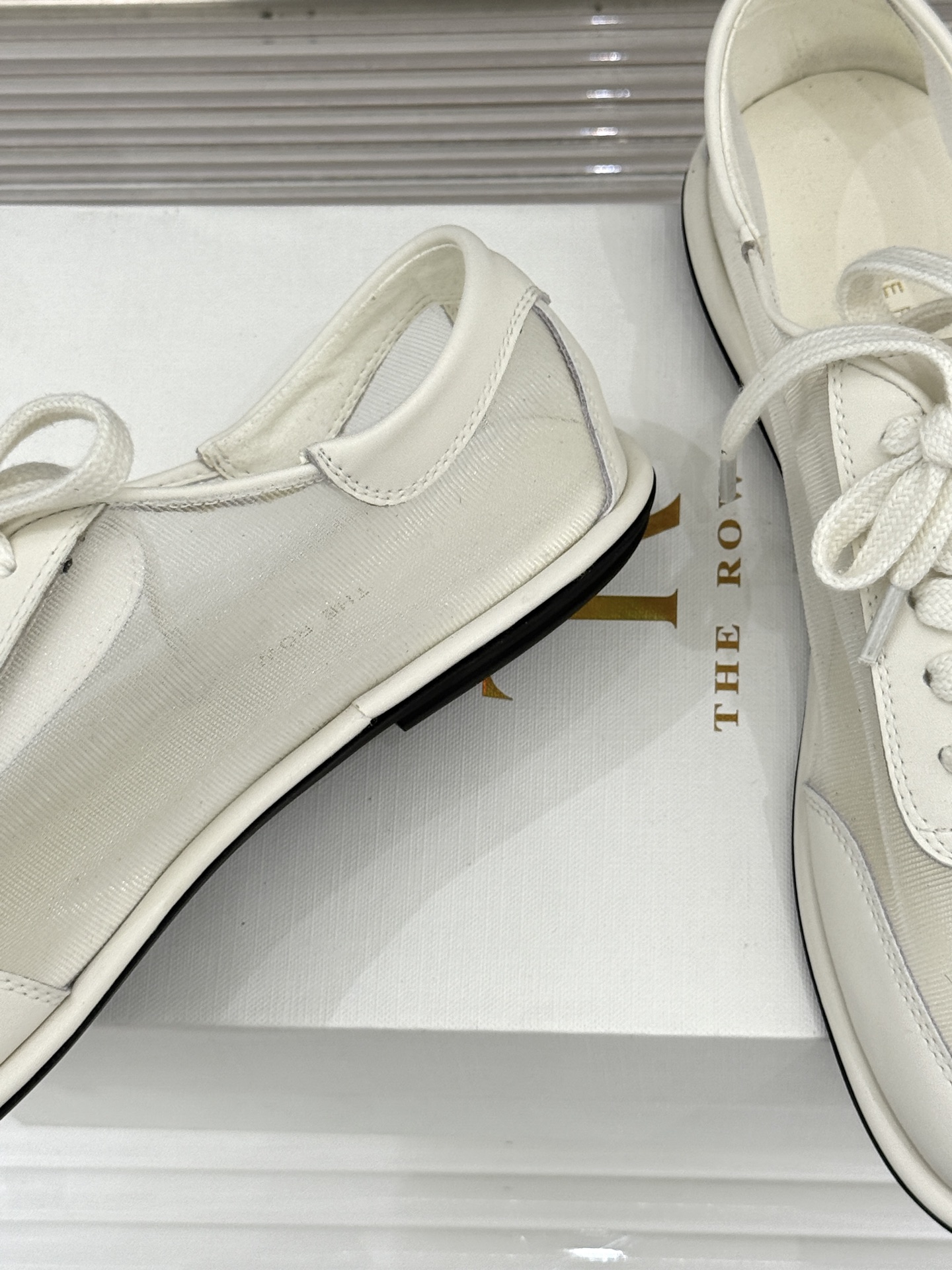 The Row 26WF新品网纱拼接麂皮休闲鞋以极简静奢重塑休闲鞋型。同色系网纱与麂皮精妙拼接通透轻盈与