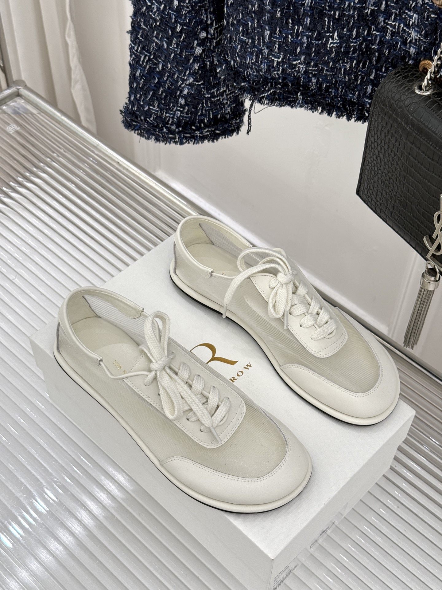 The Row 26WF新品网纱拼接麂皮休闲鞋以极简静奢重塑休闲鞋型。同色系网纱与麂皮精妙拼接通透轻盈与