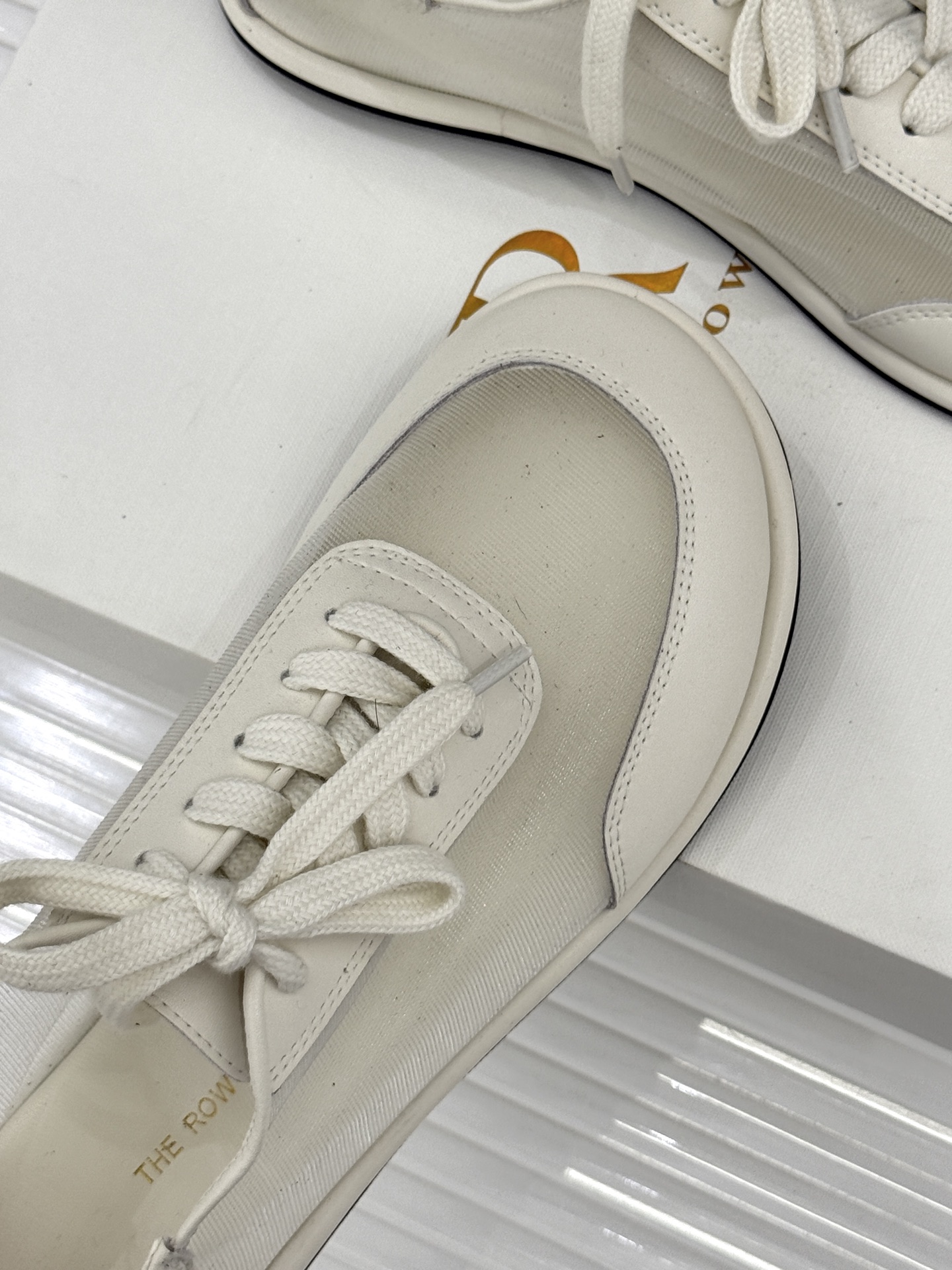 The Row 26WF新品网纱拼接麂皮休闲鞋以极简静奢重塑休闲鞋型。同色系网纱与麂皮精妙拼接通透轻盈与